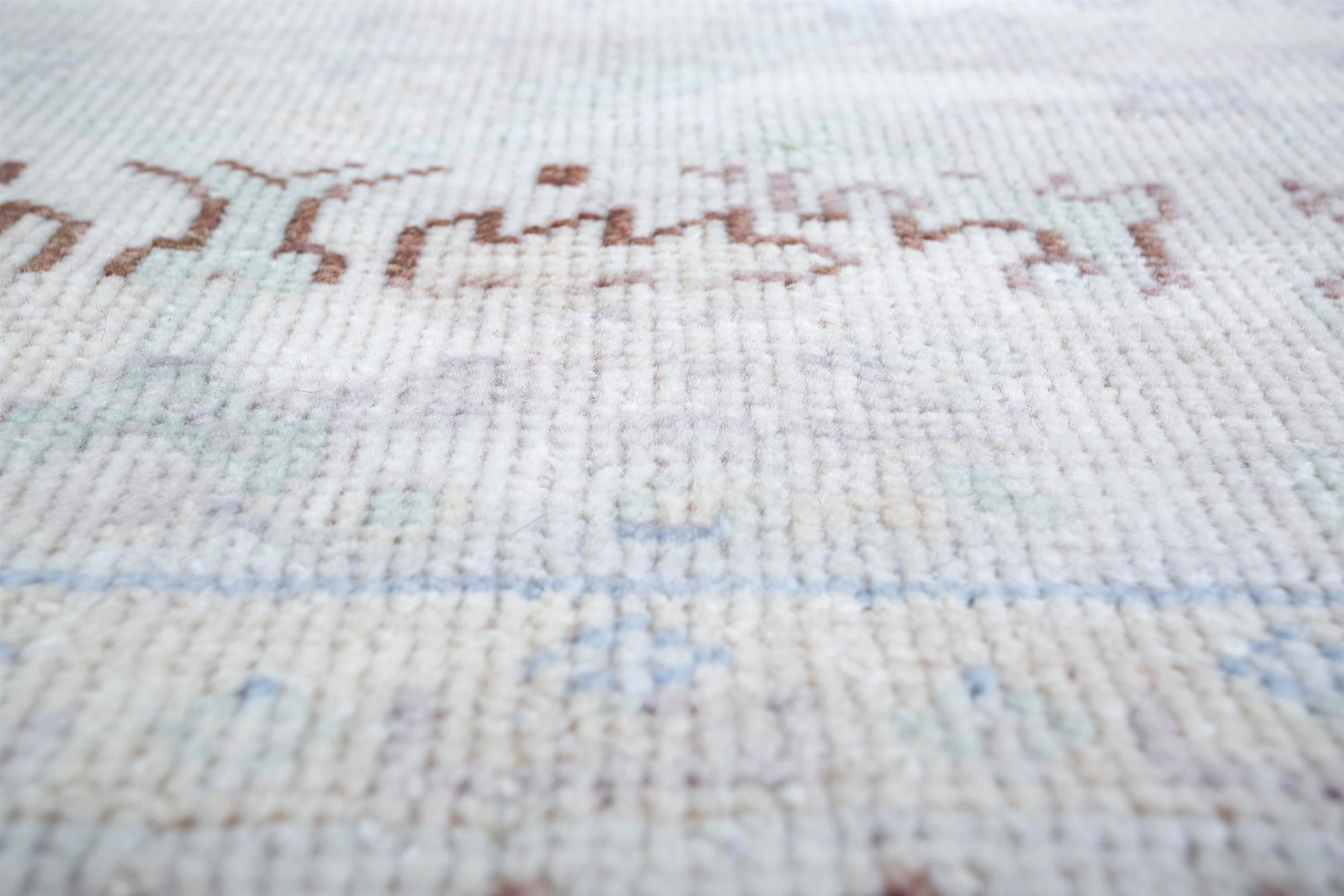 Eleva tu espacio vital con el encanto intemporal de esta exclusiva alfombra de nuestra colección Thyme. Sumérgete en la pura sofisticación de esta obra maestra hecha a mano, donde la sencillez se une al lujo. La paleta monocromática de esta alfombra