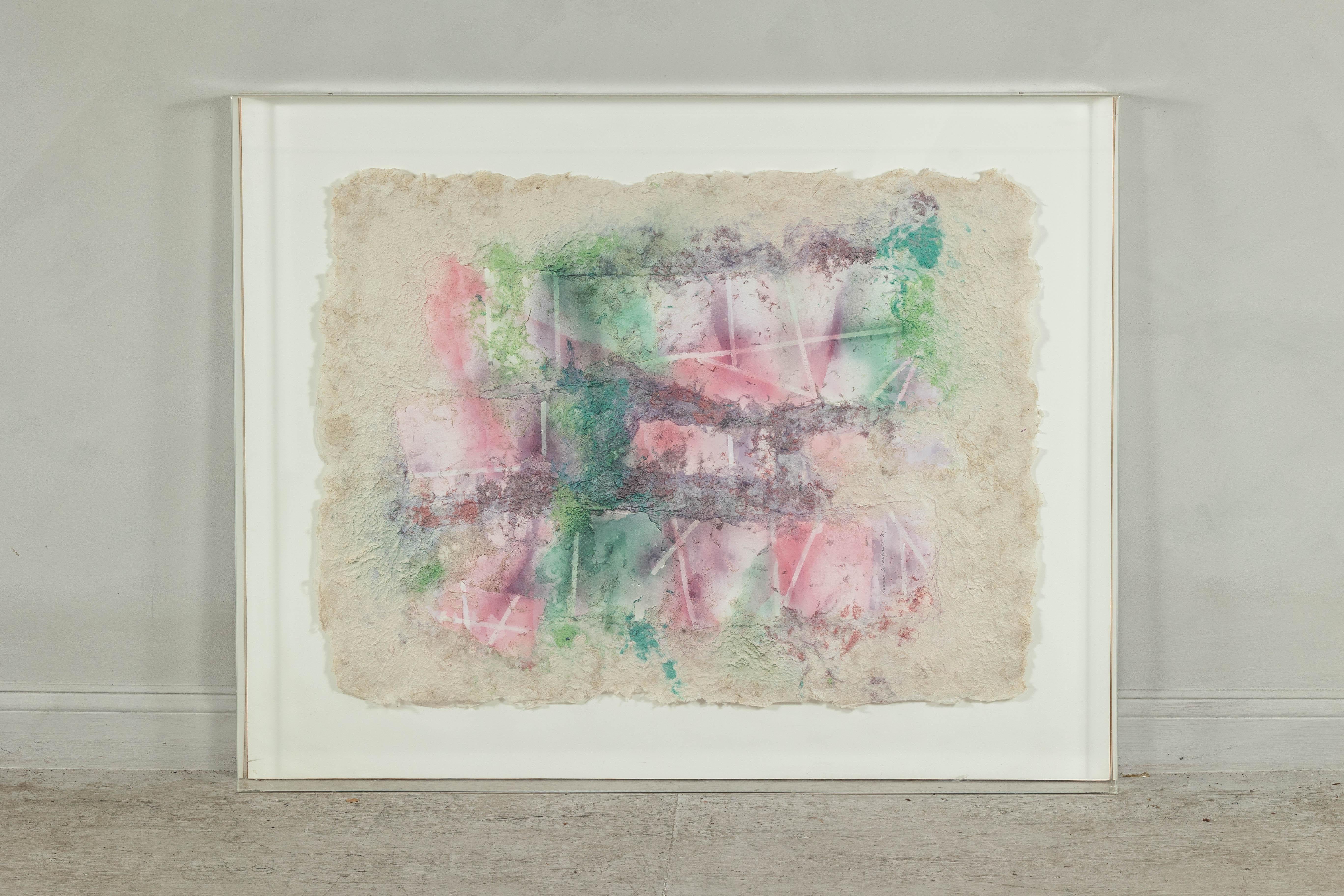 Dieses Mixed-Media-Gemälde von Leanne Weissler besticht durch seine ätherische Mischung aus Farbe, Textur und Tiefe. Das in einen eleganten Lucite-Rahmen gefasste Kunstwerk kombiniert sanfte Pastelltöne in Rosa, Grün und Lavendel mit einem