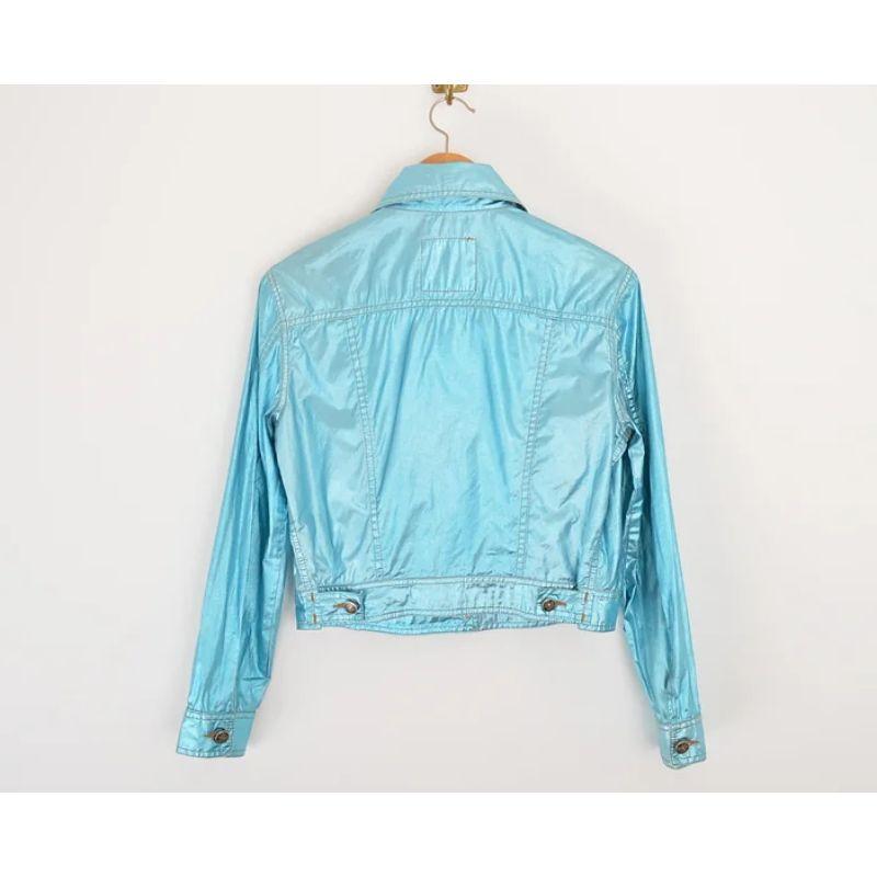 Ethereal Vintage y2k Moschino Jeans shiny lamé  jacket in a mermaid blue, metallic coated cotton fabric.

Features:
Moschino Jeans embossed buttons
Classic x4 pocket design
Long sleeves
Button cuffs
Slightly cropped length

Made in Italy

76% Cotton