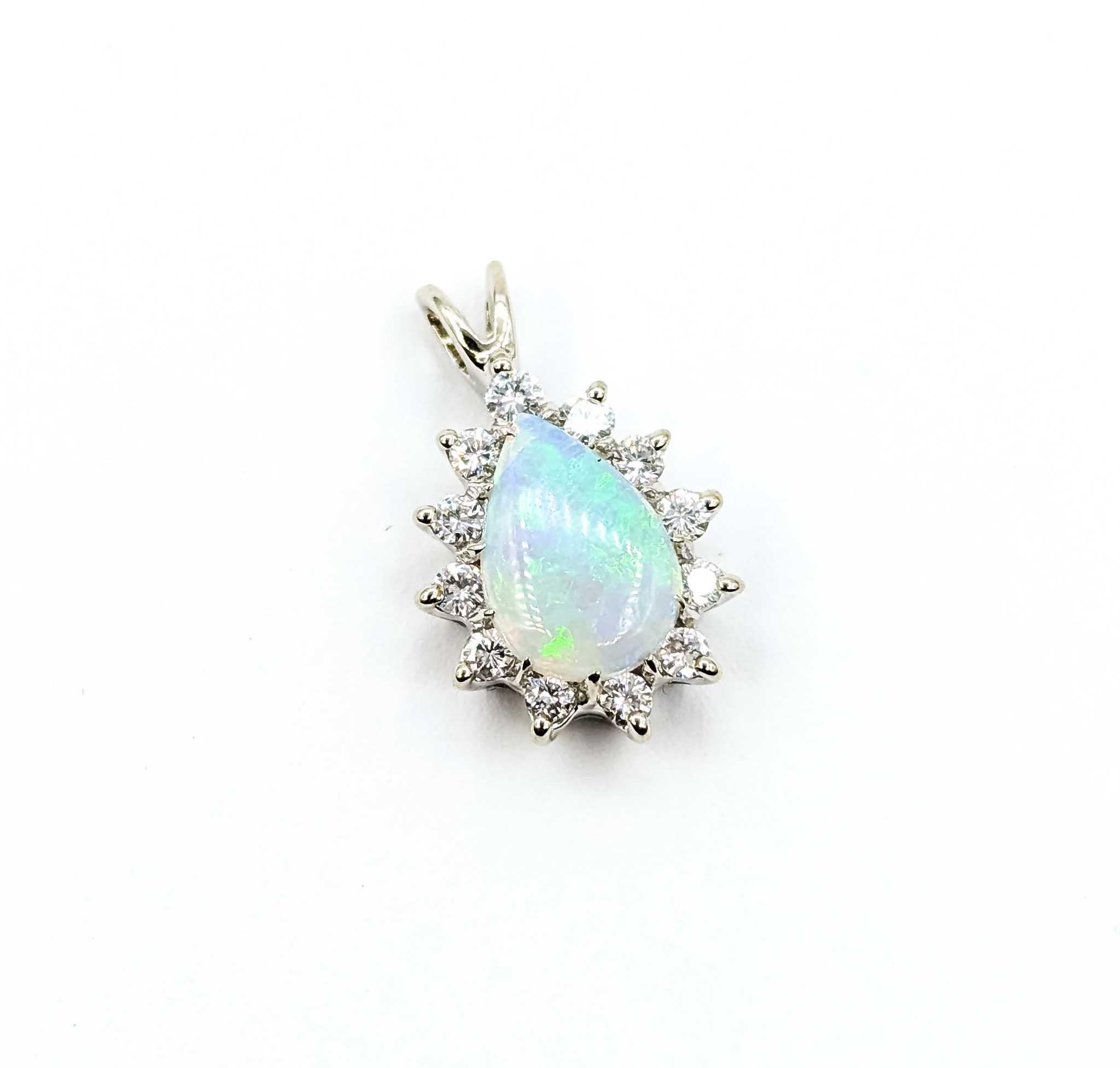 Wir präsentieren diesen exquisiten Opal-Anhänger, der meisterhaft aus 14 Karat Weißgold gefertigt ist. Das Herzstück dieses eleganten Schmuckstücks ist ein bezaubernder Opal von 0,95 Karat, umgeben von einem zarten Halo aus schimmernden Diamanten
