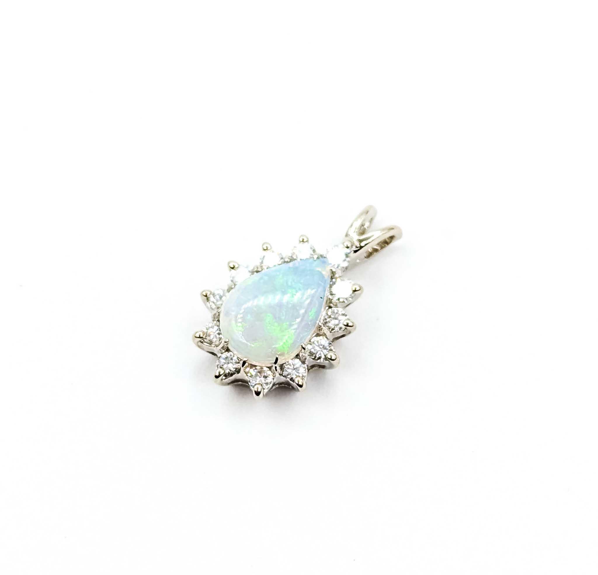 Ätherischer Anhänger mit Opal und Diamant aus 14k Weißgold (Zeitgenössisch) im Angebot
