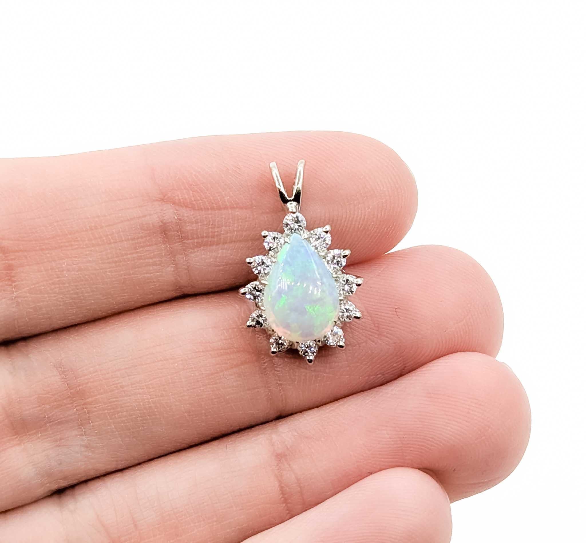 Ätherischer Anhänger mit Opal und Diamant aus 14k Weißgold (Tropfenschliff) im Angebot
