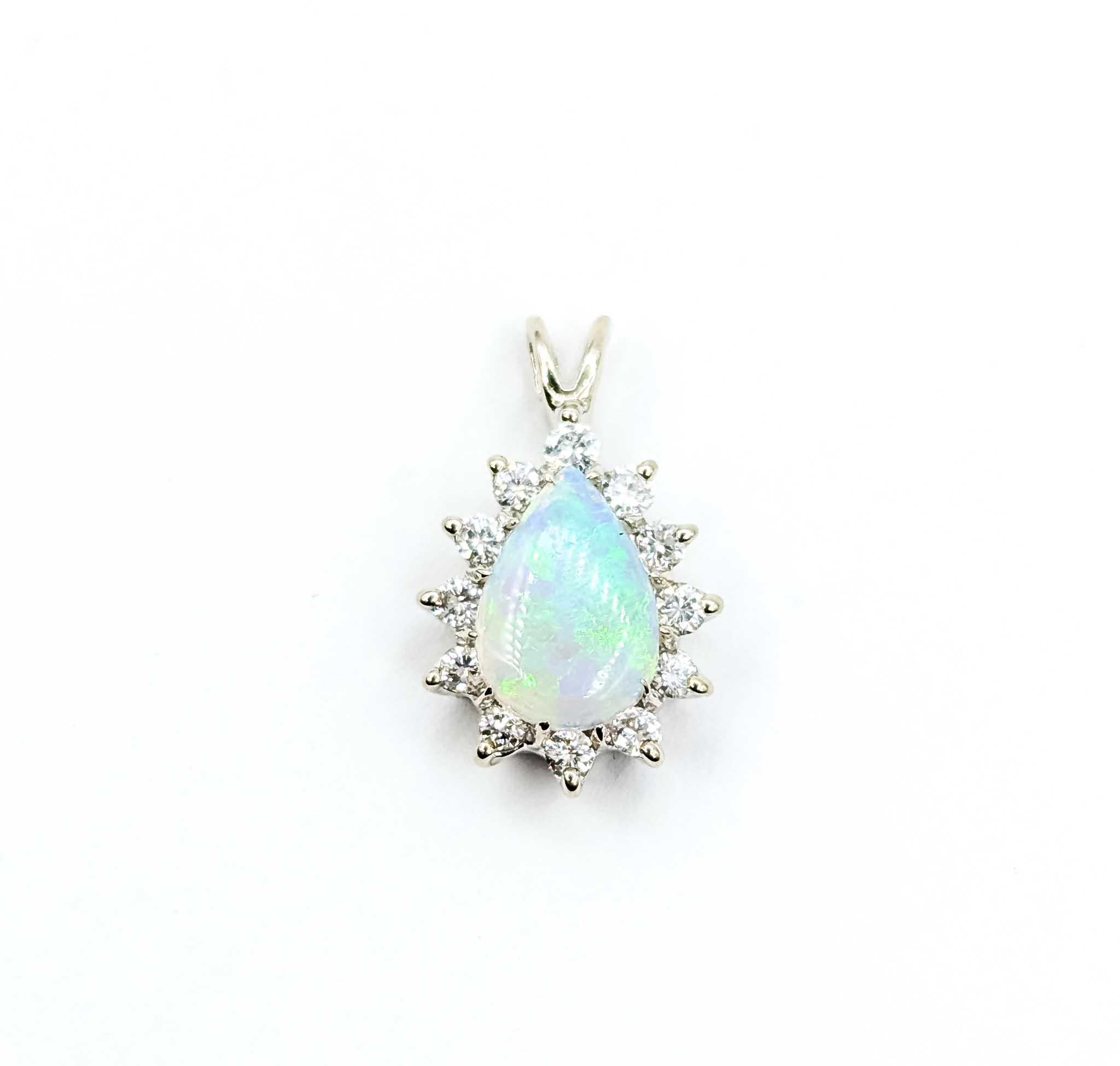 Ätherischer Anhänger mit Opal und Diamant aus 14k Weißgold im Zustand „Hervorragend“ im Angebot in Bloomington, MN
