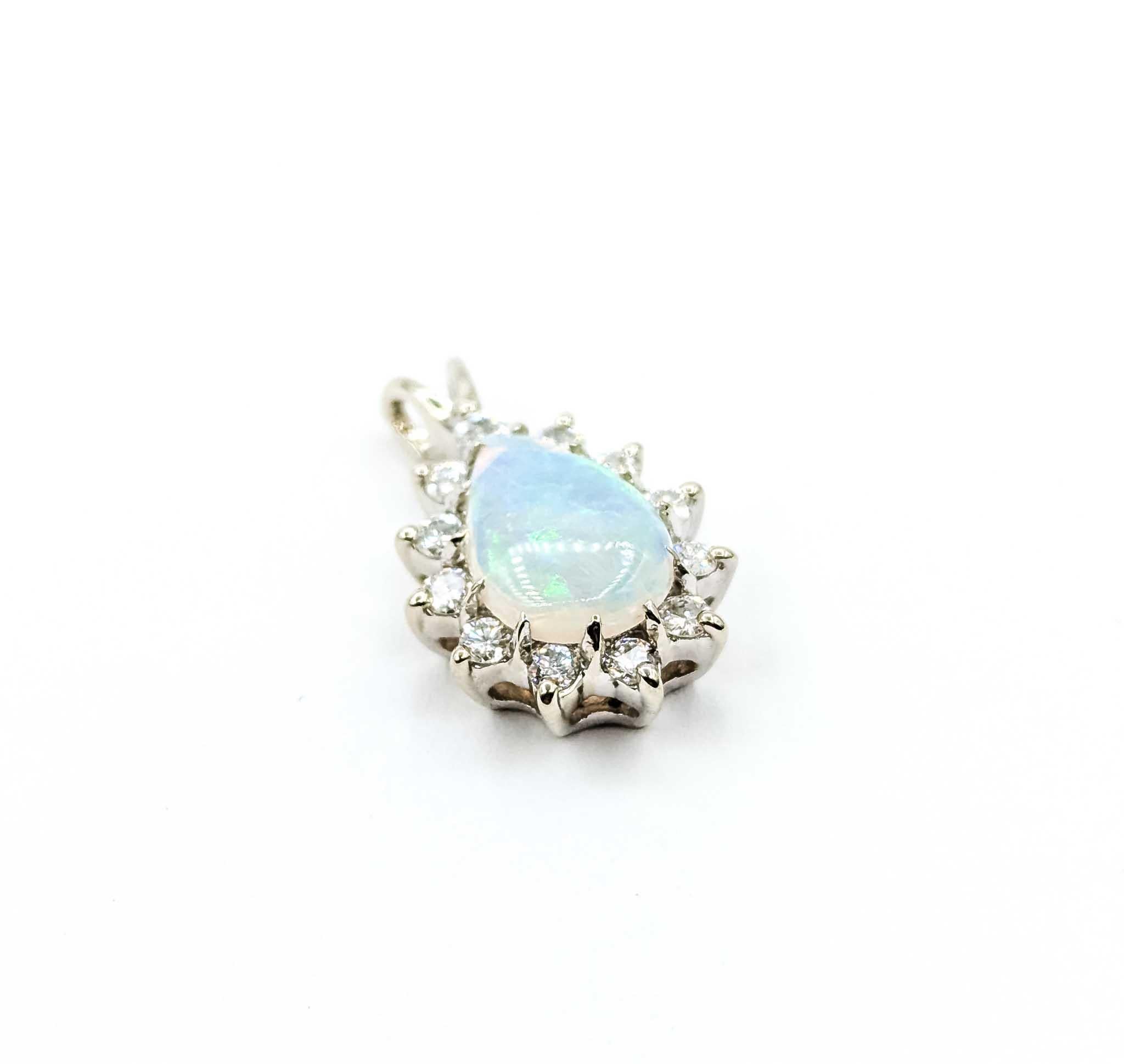 Ätherischer Anhänger mit Opal und Diamant aus 14k Weißgold Damen im Angebot