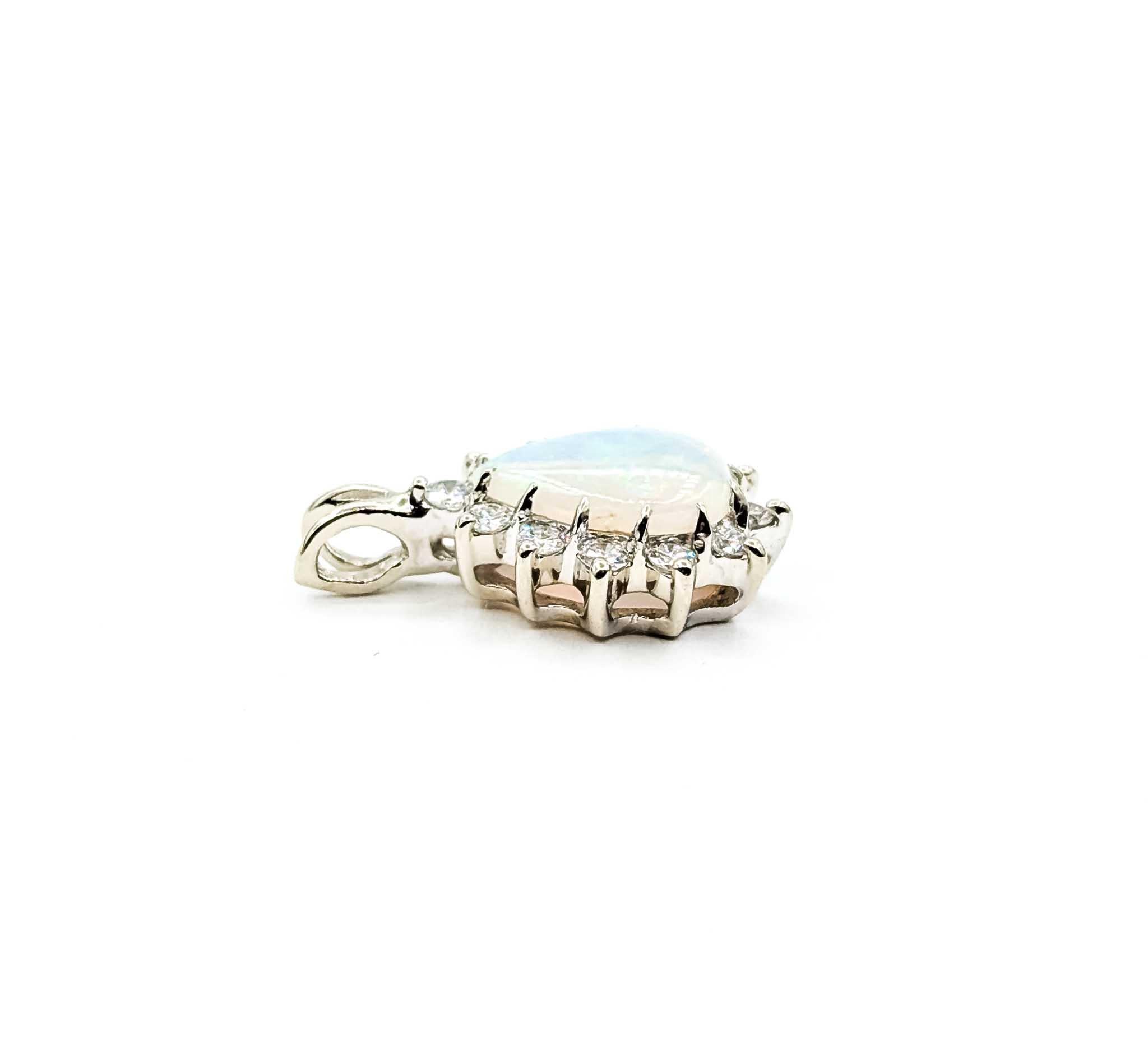 Ätherischer Anhänger mit Opal und Diamant aus 14k Weißgold im Angebot 1