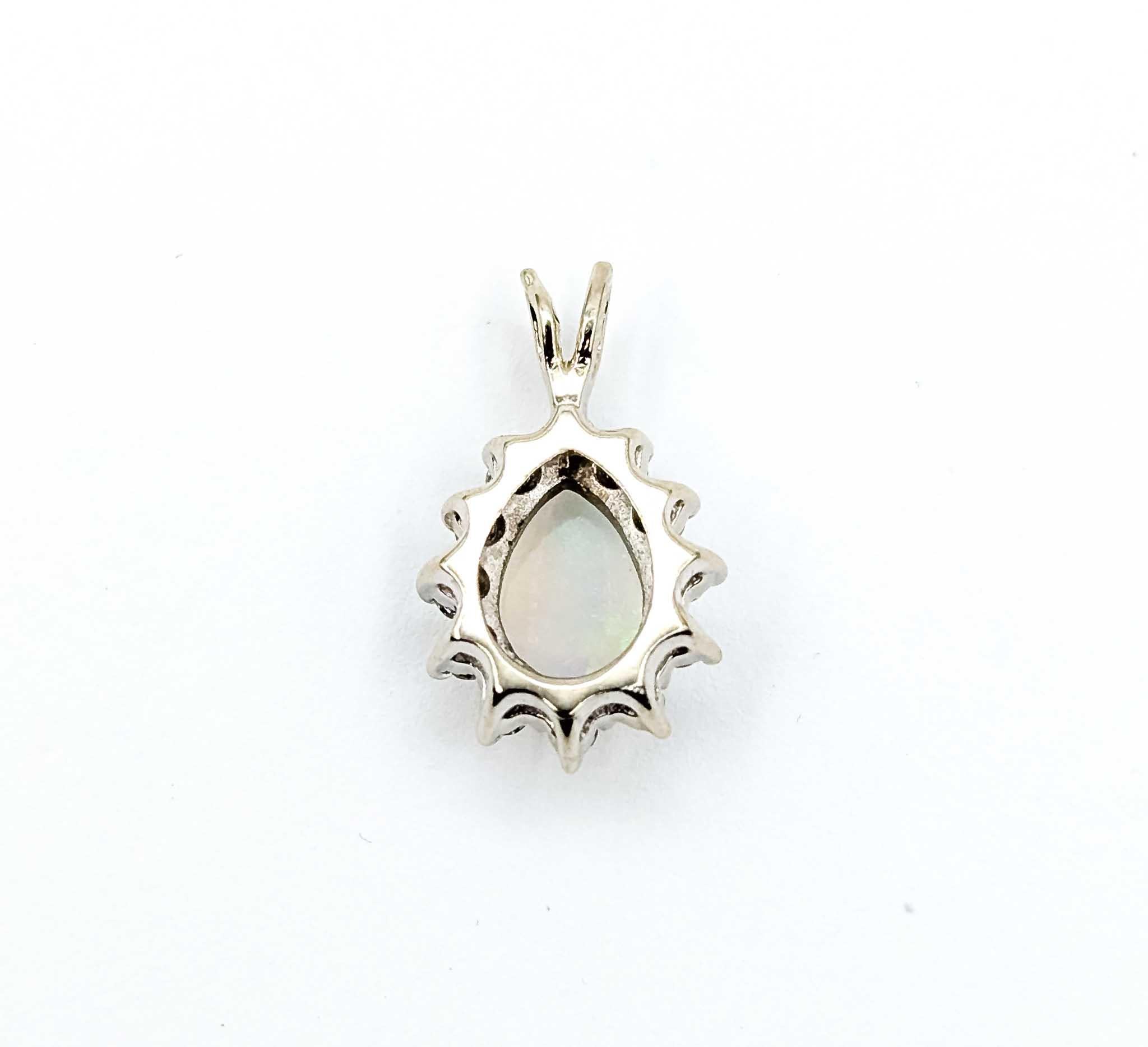 Ätherischer Anhänger mit Opal und Diamant aus 14k Weißgold im Angebot 3