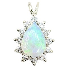 Ätherischer Anhänger mit Opal und Diamant aus 14k Weißgold