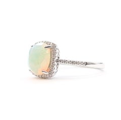 Bague en or blanc 14k avec halo d'opales et de diamants