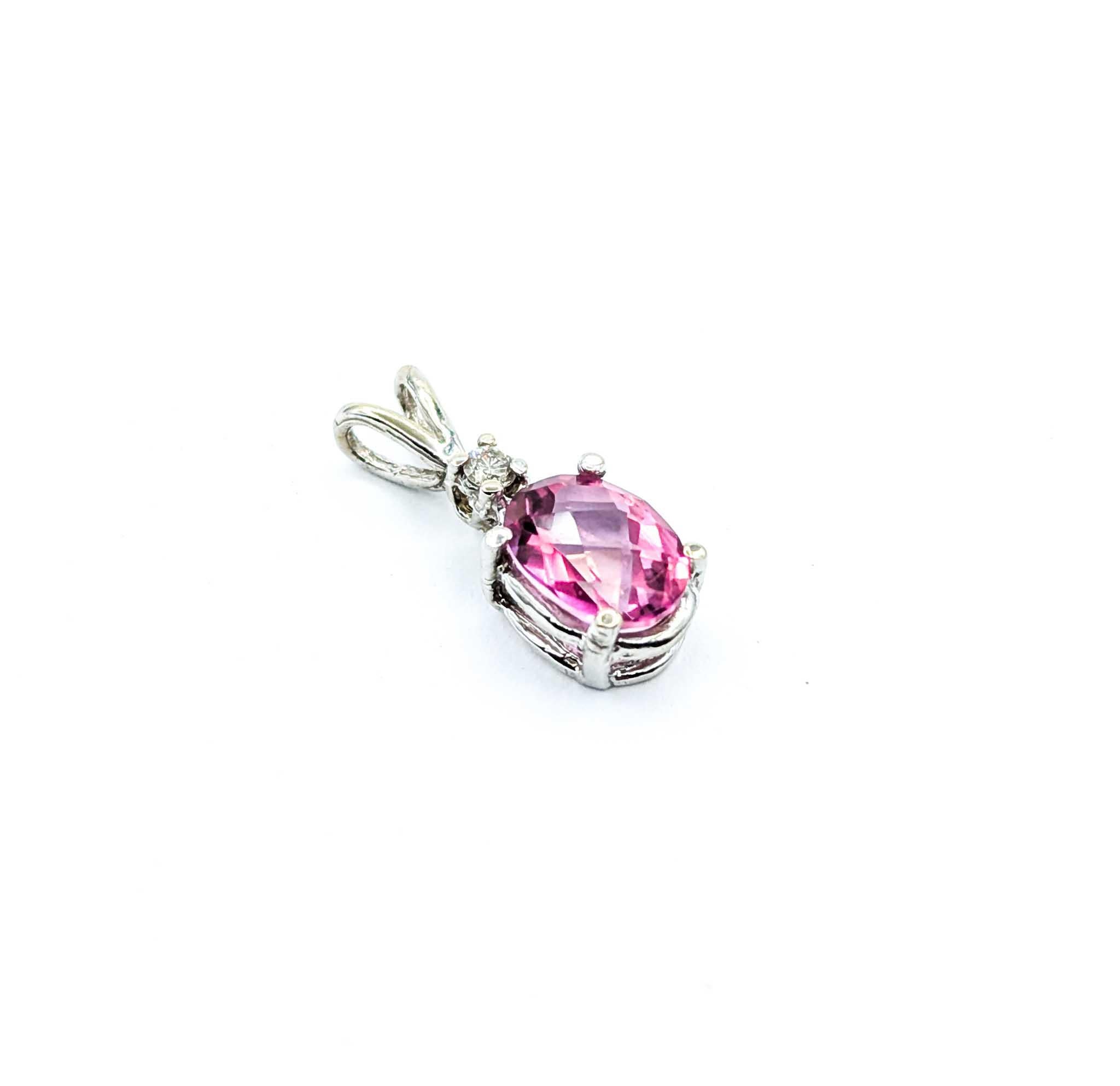 Ätherischer Pink Topas- und Diamant-Anhänger aus 10K Weißgold

Wir präsentieren diesen exquisiten Anhänger mit rosa Topas aus 10 Karat Weißgold. Der Anhänger zeigt einen atemberaubenden 2,0-Karat-Pink-Topas, der durch einen zarten