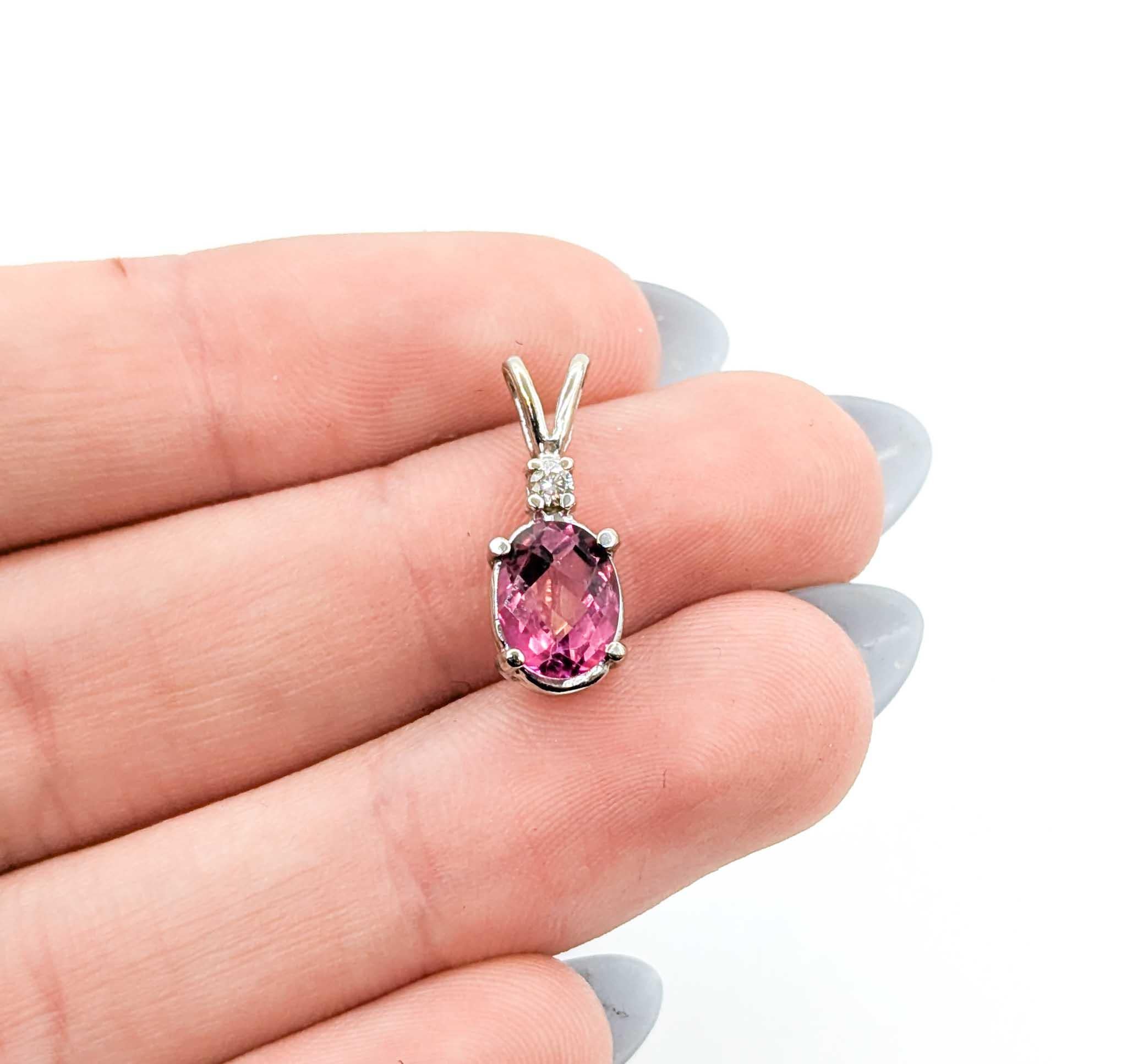 Ätherischer Pink Topas- und Diamant-Anhänger aus 10K Weißgold (Ovalschliff) im Angebot
