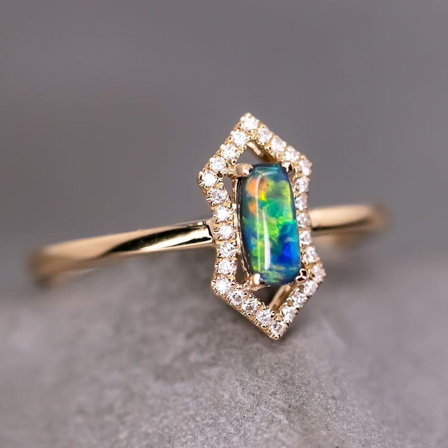 Prisme éthéré - Bague de fiançailles en or jaune 18 carats, ornée d'un halo de diamants et d'opales noires australiennes.



Nom du dessin ou modèle : Ethereal Prism

Idée de conception : La bague Ethereal Prism doit son nom à son jeu magique de