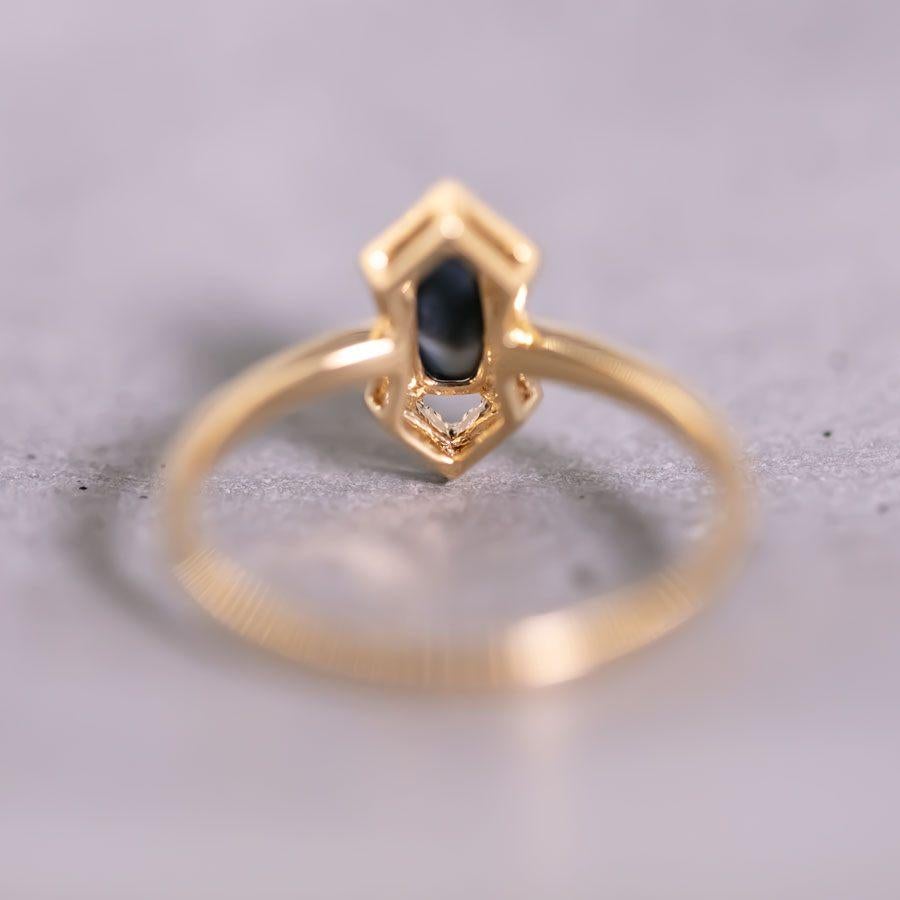 Taille brillant Bague de fiançailles en or jaune 18 carats avec prisme éthéré - halo de diamants et opale noire en vente