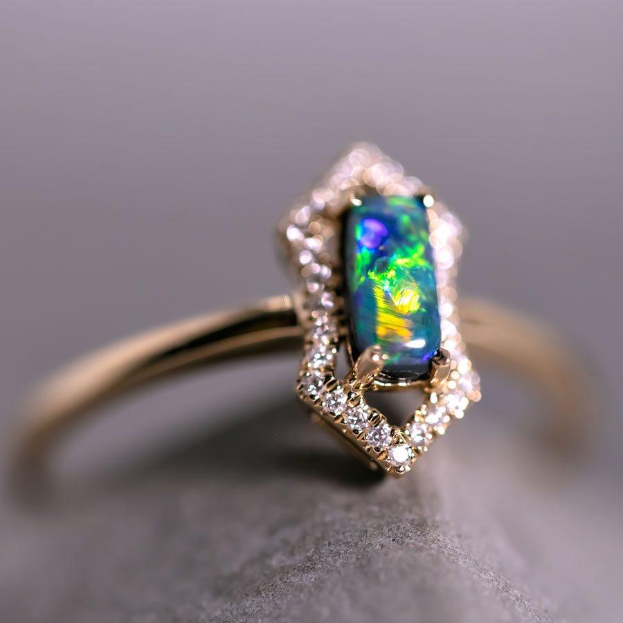 Bague de fiançailles en or jaune 18 carats avec prisme éthéré - halo de diamants et opale noire Neuf - En vente à Suwanee, GA