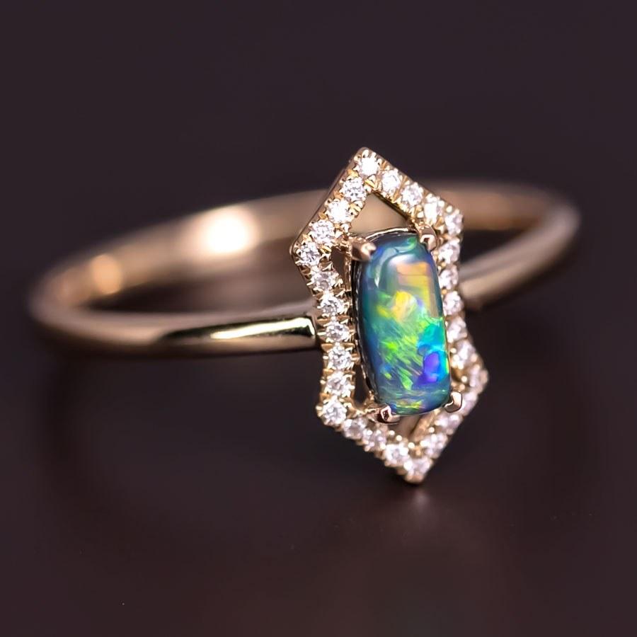Bague de fiançailles en or jaune 18 carats avec prisme éthéré - halo de diamants et opale noire Unisexe en vente