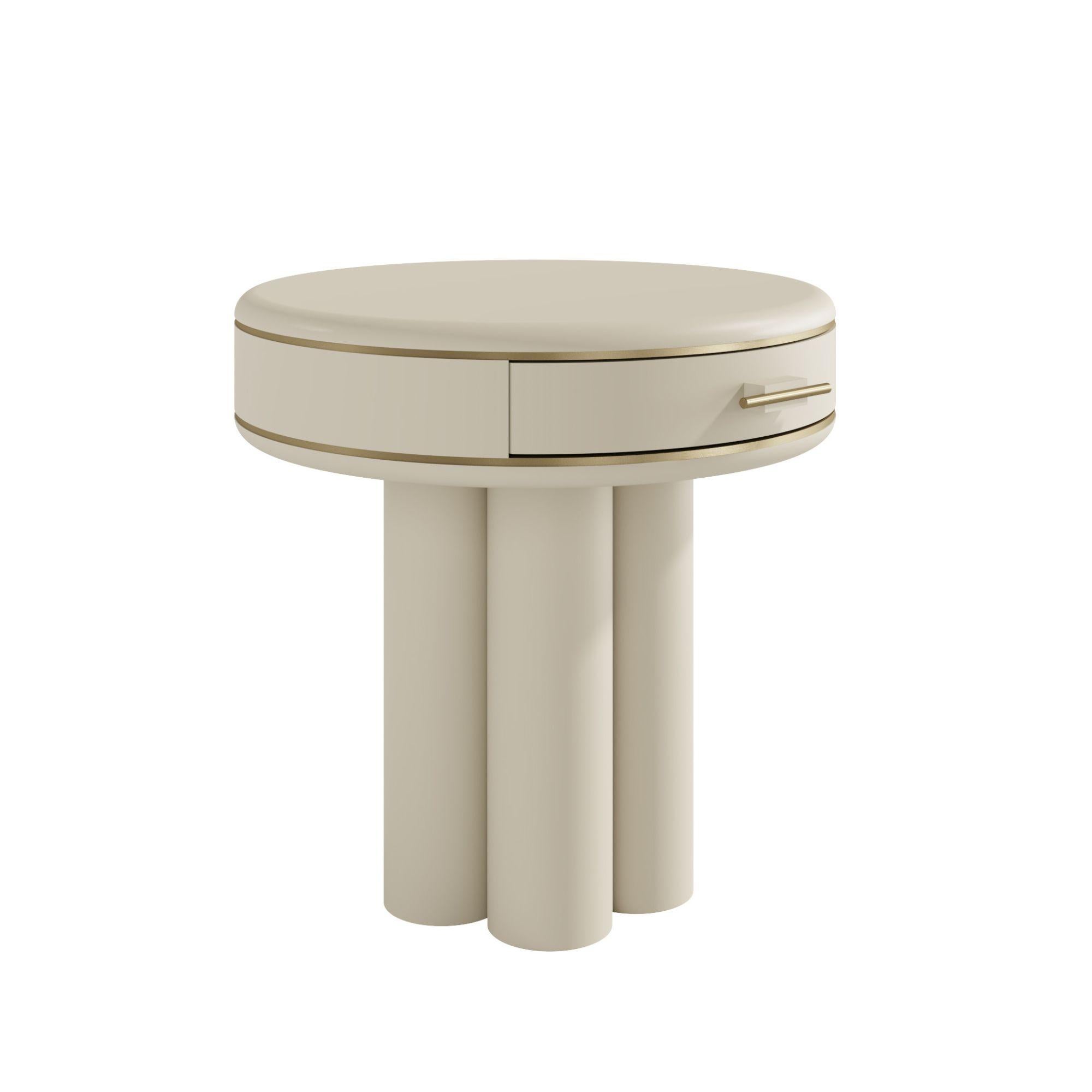 Il comodino Ethereal emana un lusso sofisticato grazie al suo design aggraziato. 

Con un piano rotondo e gambe cilindriche, questo pezzo può essere rifinito in laccato o in legno, offrendo versatilità per diversi stili di arredamento. Ispirato alle