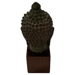 Piccola scultura eterea in bronzo tailandese della testa di Buddha