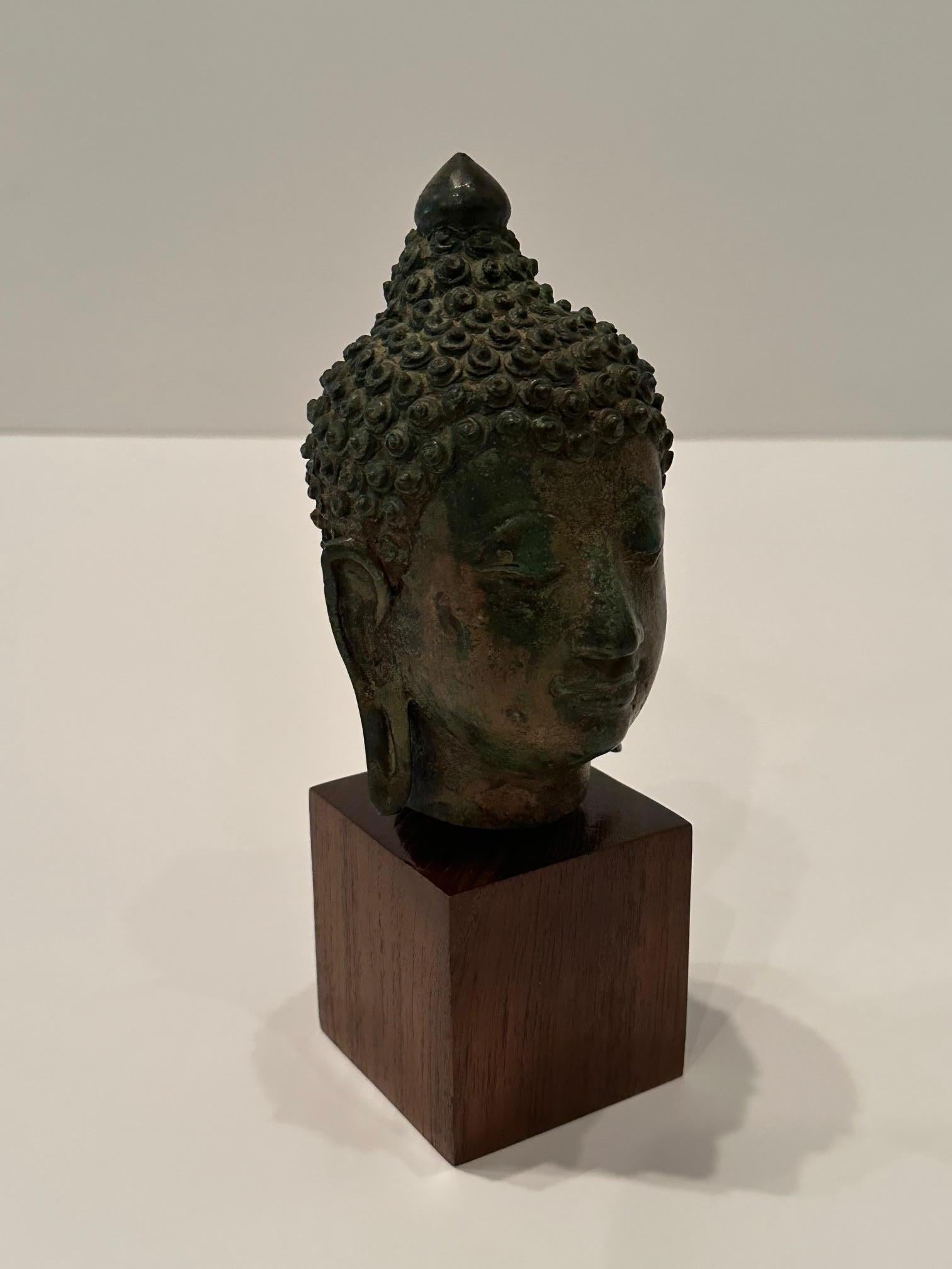 Thaïlandais Petite sculpture de tête de Bouddha thaïlandaise éthérée en bronze en vente