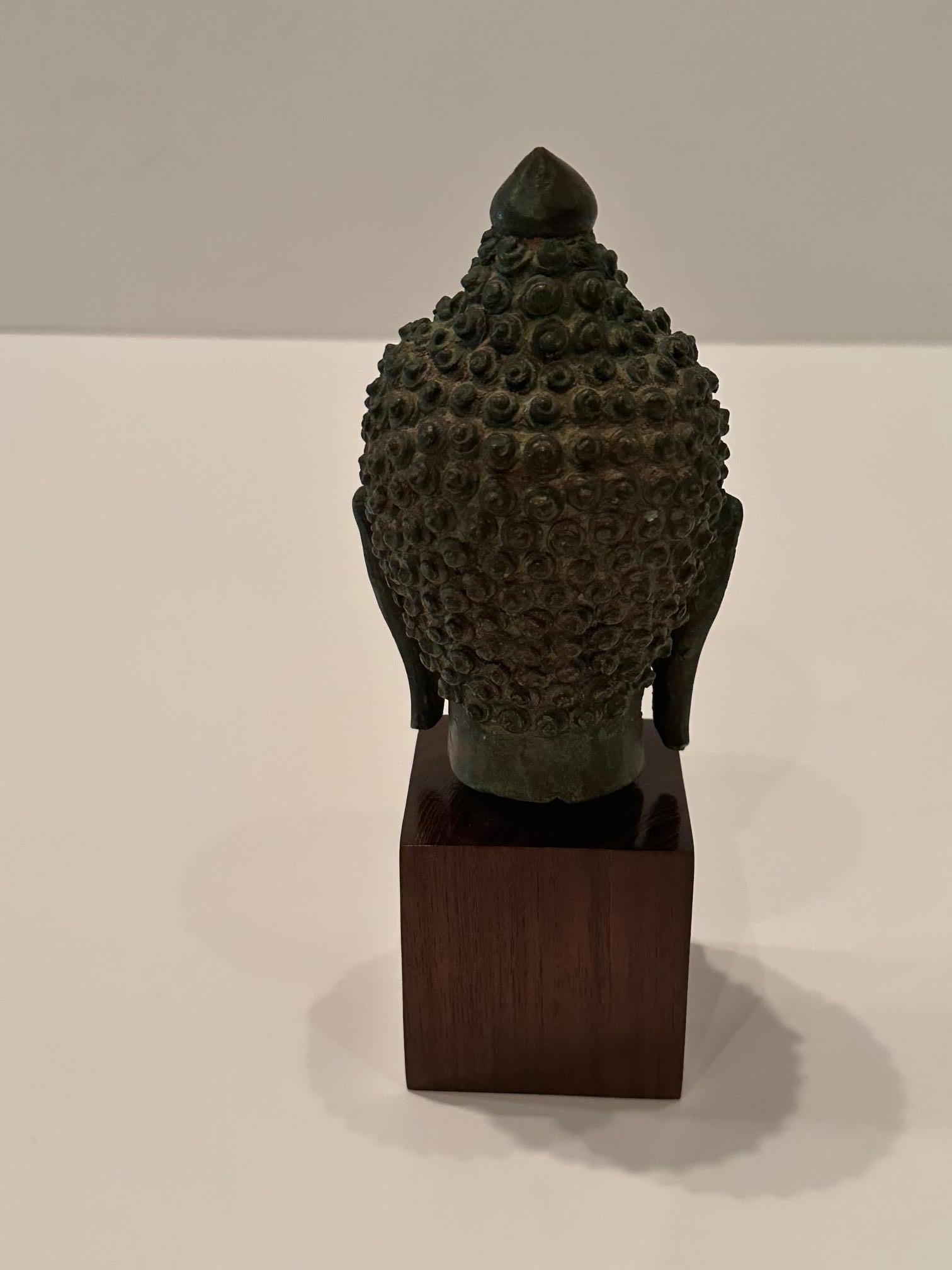 Milieu du XXe siècle Petite sculpture de tête de Bouddha thaïlandaise éthérée en bronze en vente