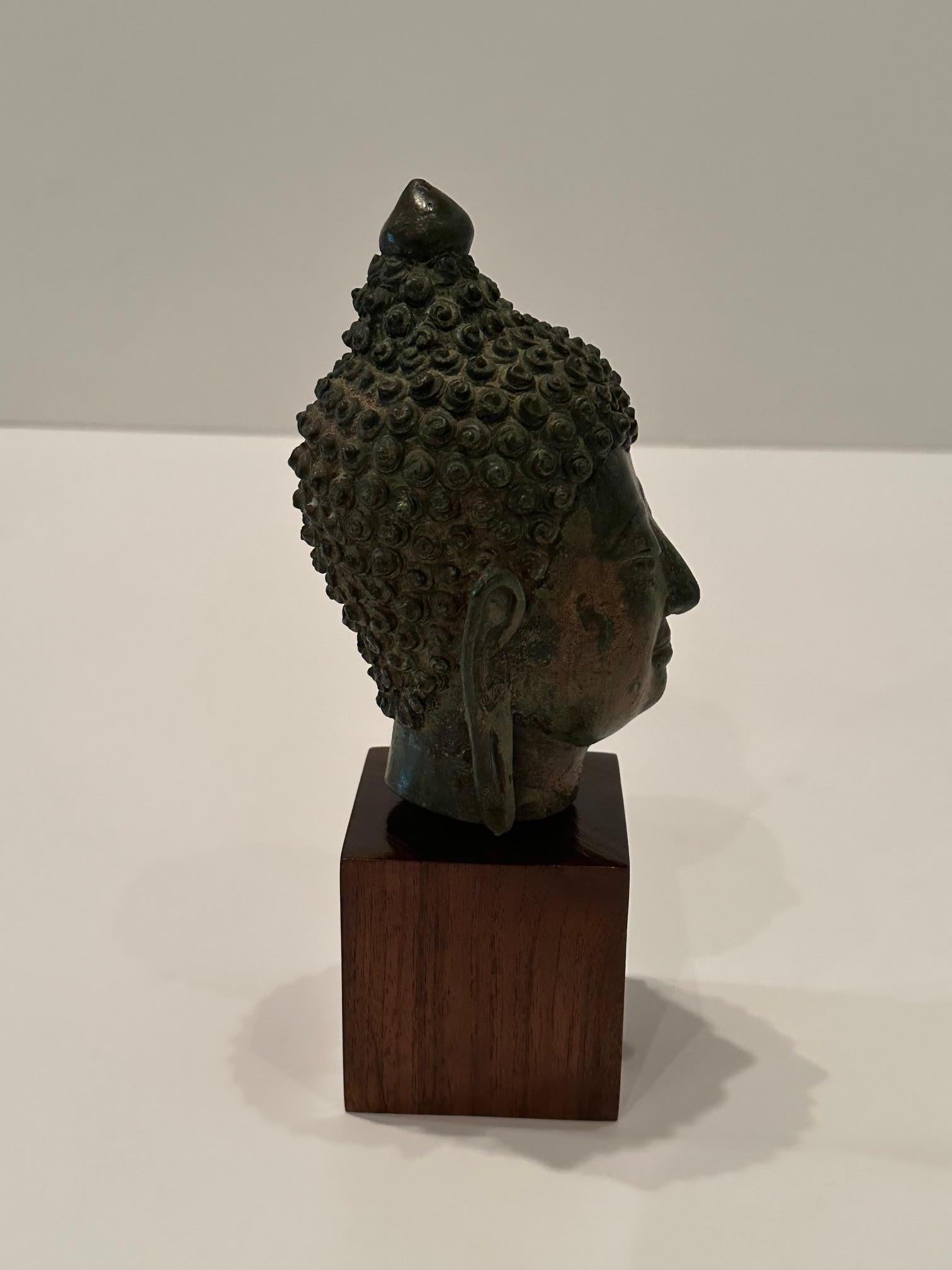 Ätherische kleine thailändische Buddha-Kopf-Skulptur aus Bronze im Angebot 1
