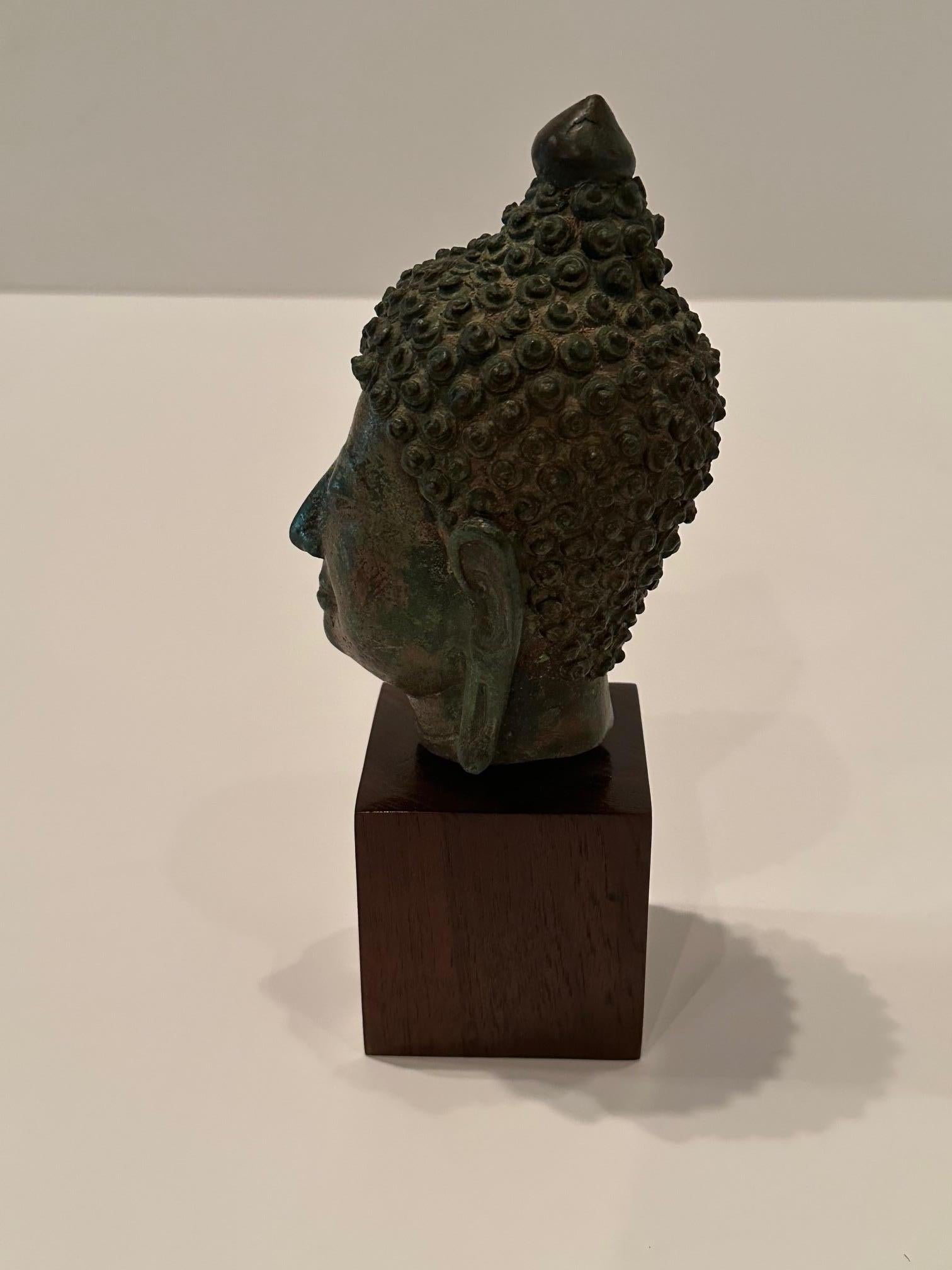 Petite sculpture de tête de Bouddha thaïlandaise éthérée en bronze en vente 1