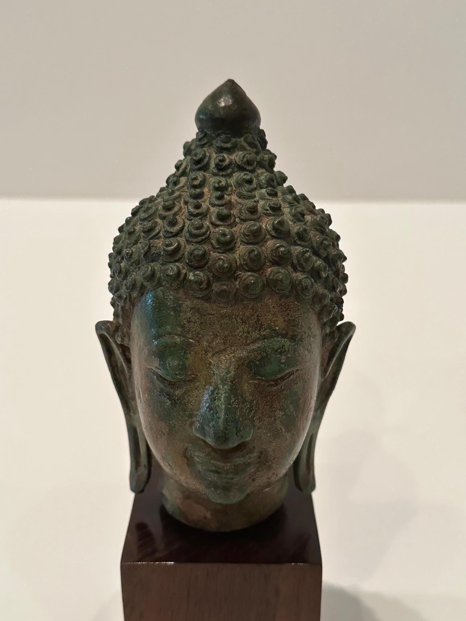 Petite sculpture de tête de Bouddha thaïlandaise éthérée en bronze en vente 2