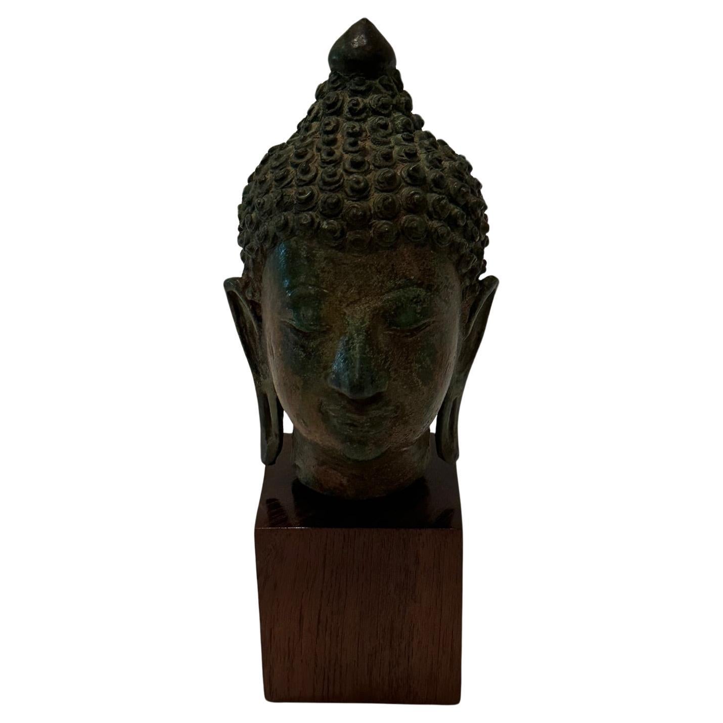 Ätherische kleine thailändische Buddha-Kopf-Skulptur aus Bronze im Angebot
