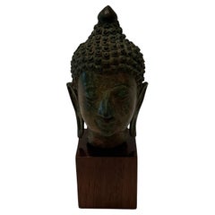Petite sculpture de tête de Bouddha thaïlandaise éthérée en bronze