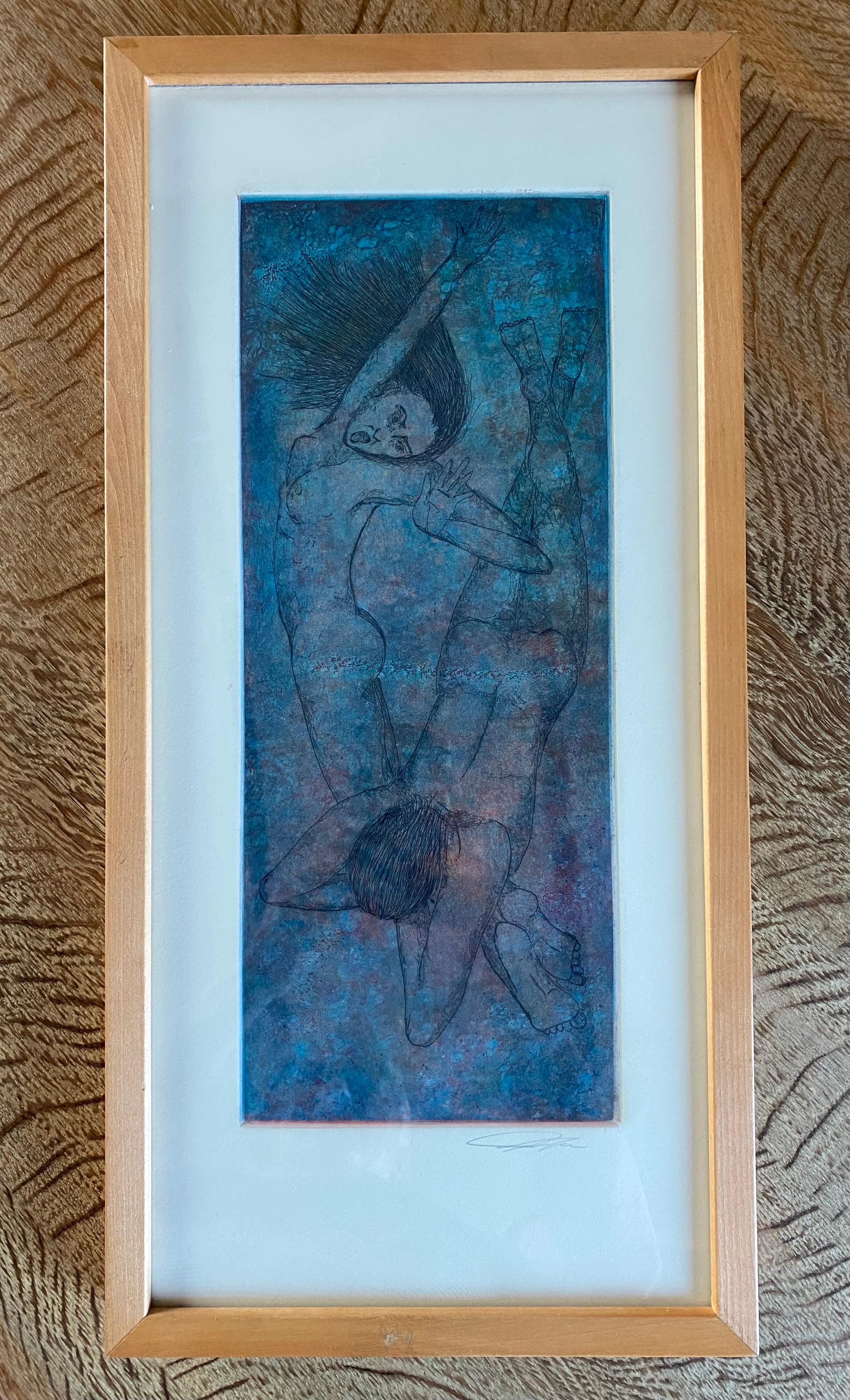 Gravure de belle facture représentant un couple de nageurs, présentée dans un cadre en bois dur blond sous verre. La coloration de l'œuvre évoque une atmosphère éthérée et sous-marine, avec des tons doucement changeants qui suggèrent le mouvement,