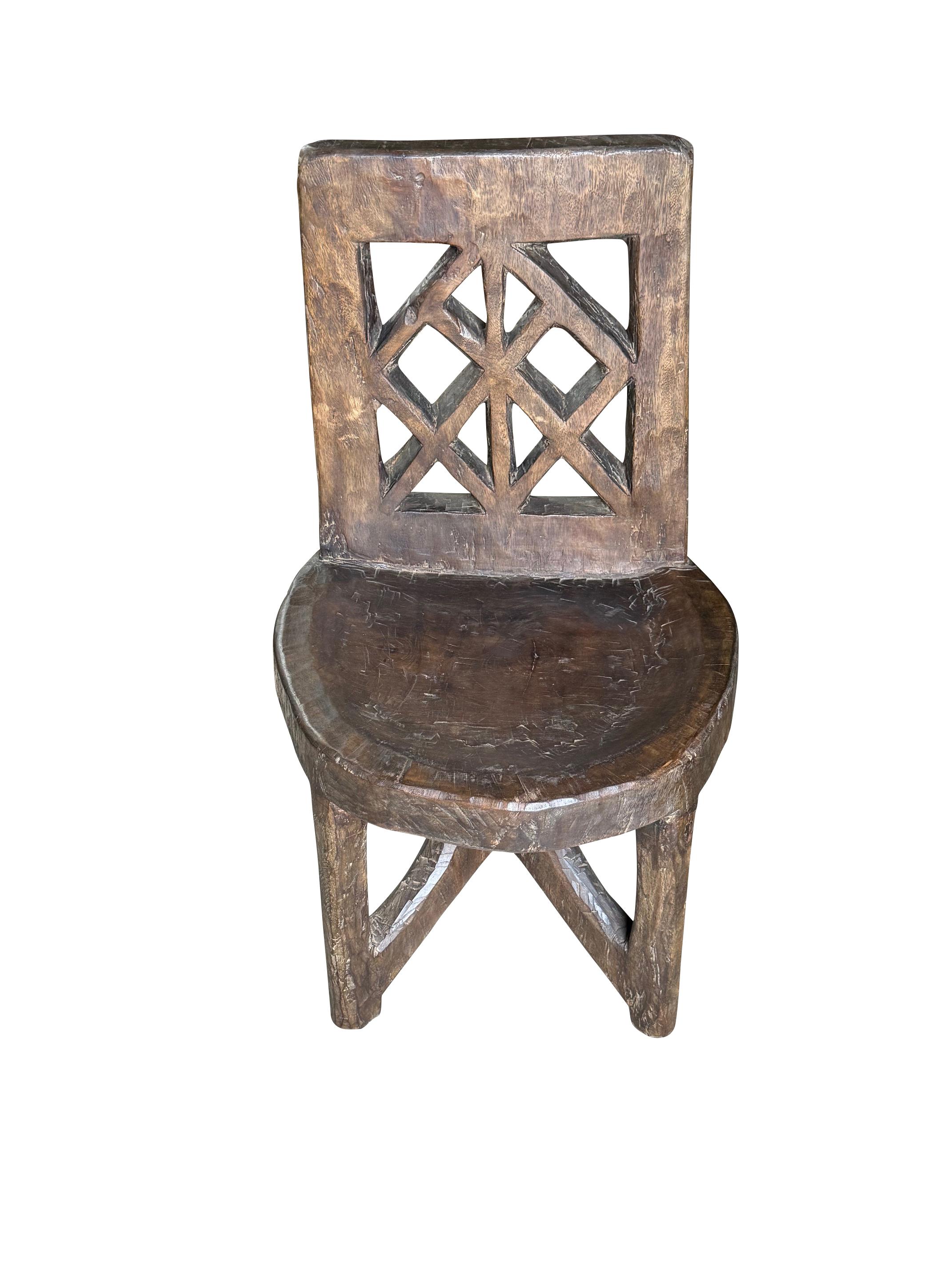Chaise d'appoint en bois sculpté primitif éthiopien des années 1920.
Sculptée à la main.
Récemment rénové.