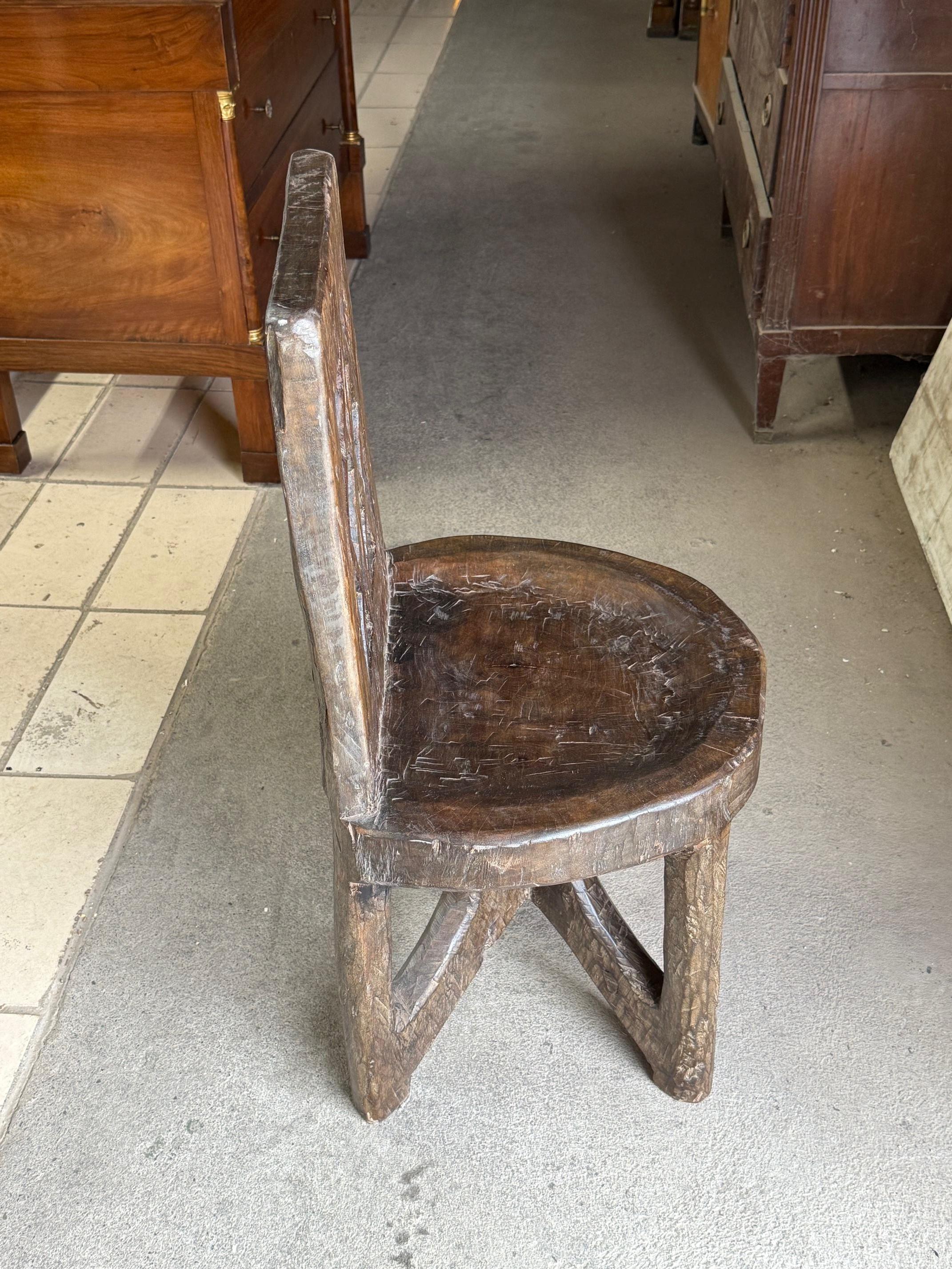 Chaise d'appoint éthiopienne en bois sculpté, Afrique, années 1920 Bon état - En vente à New York, NY