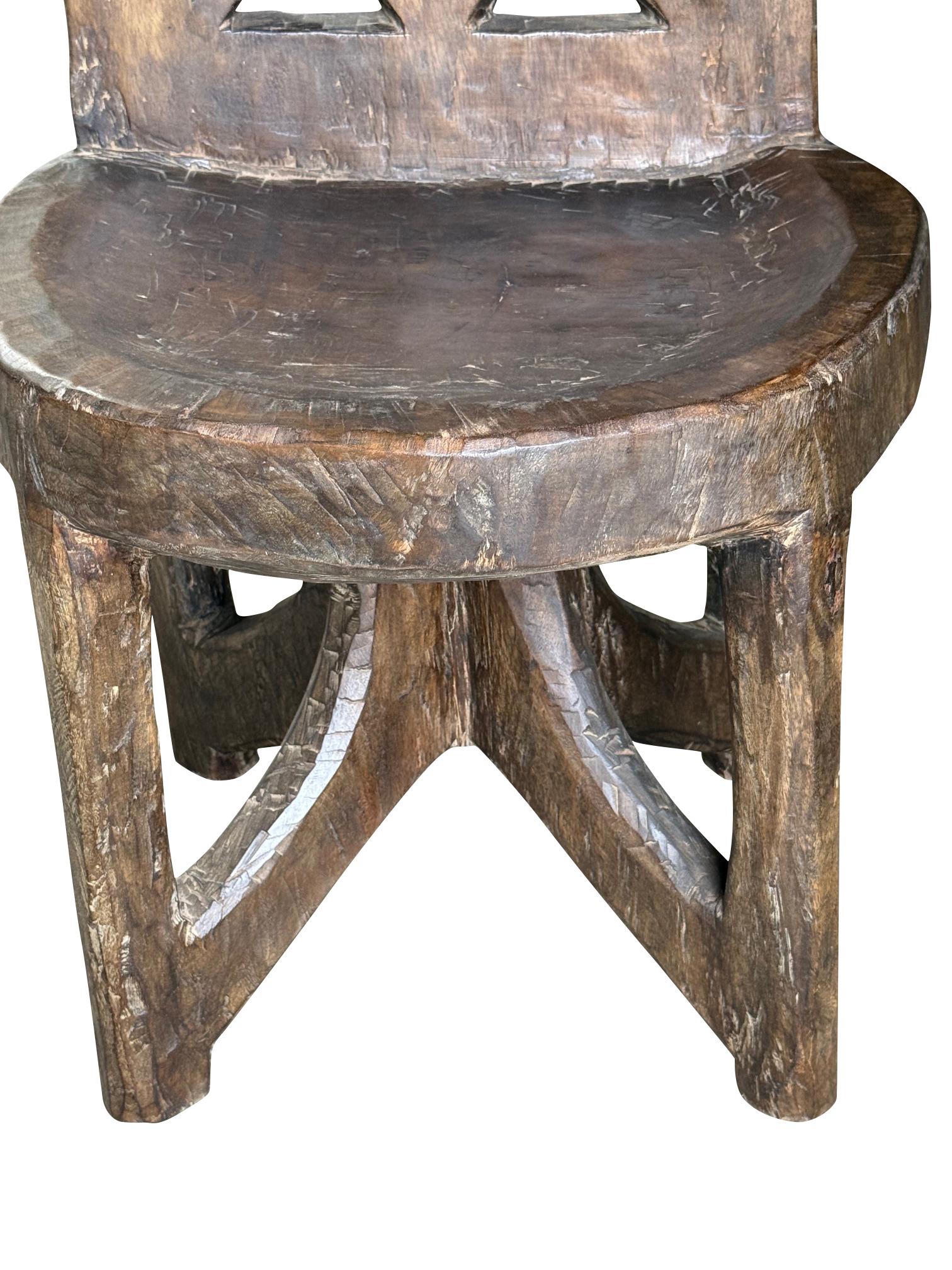 Bois Chaise d'appoint éthiopienne en bois sculpté, Afrique, années 1920 en vente