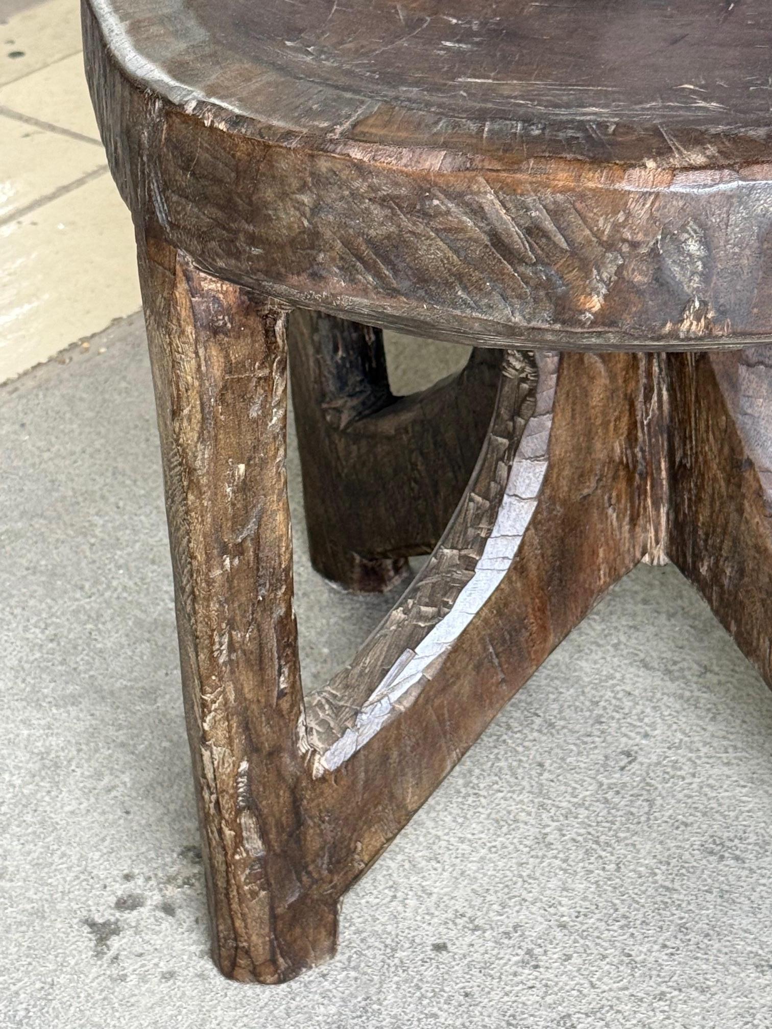 Chaise d'appoint éthiopienne en bois sculpté, Afrique, années 1920 en vente 1