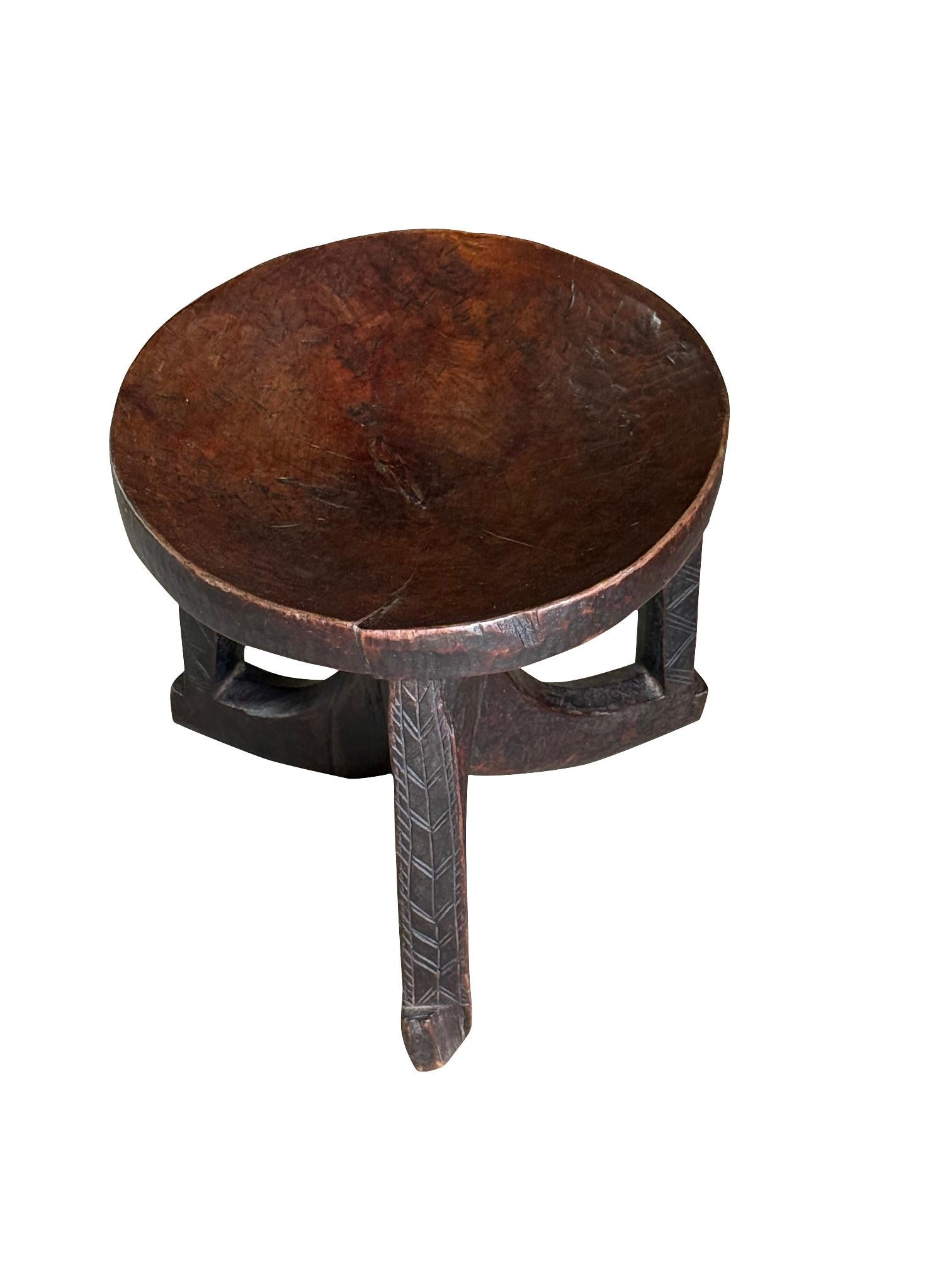 Äthiopischer geschnitzter Holzhocker aus dem Stamm der Gorague aus den 1920er Jahren.
Kürzlich neu lackiert.
Zwei davon sind erhältlich und werden einzeln verkauft.