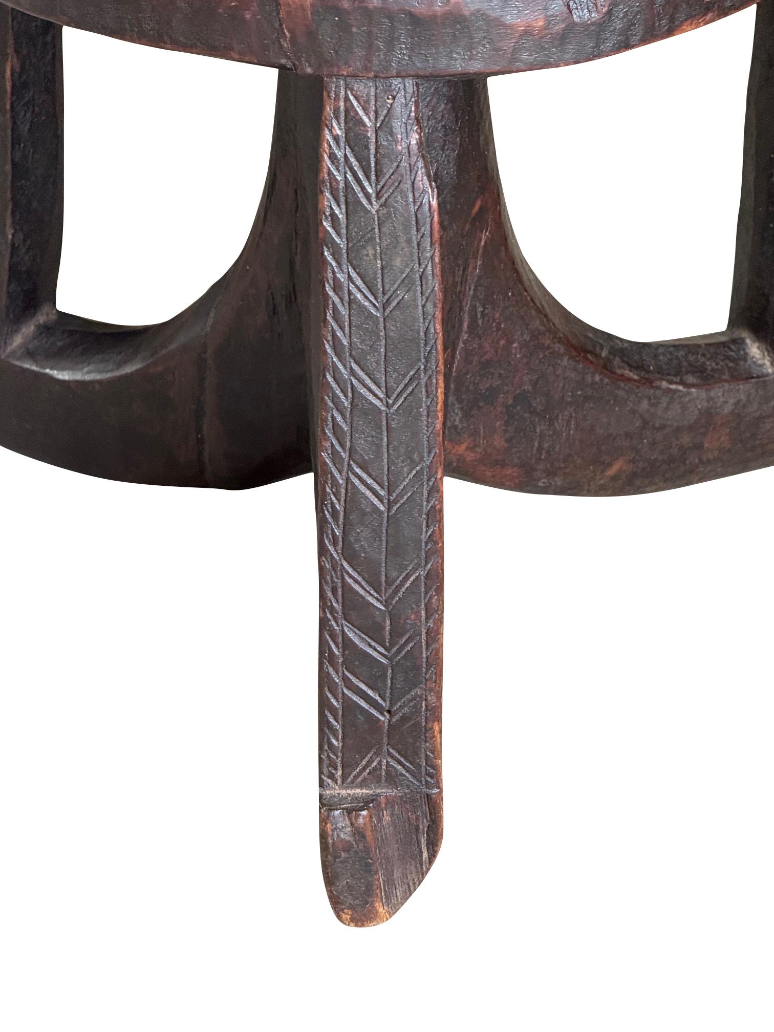 Geschnitzter äthiopischer Hocker aus Holz, Afrika, 1920er Jahre (Äthiopisch) im Angebot