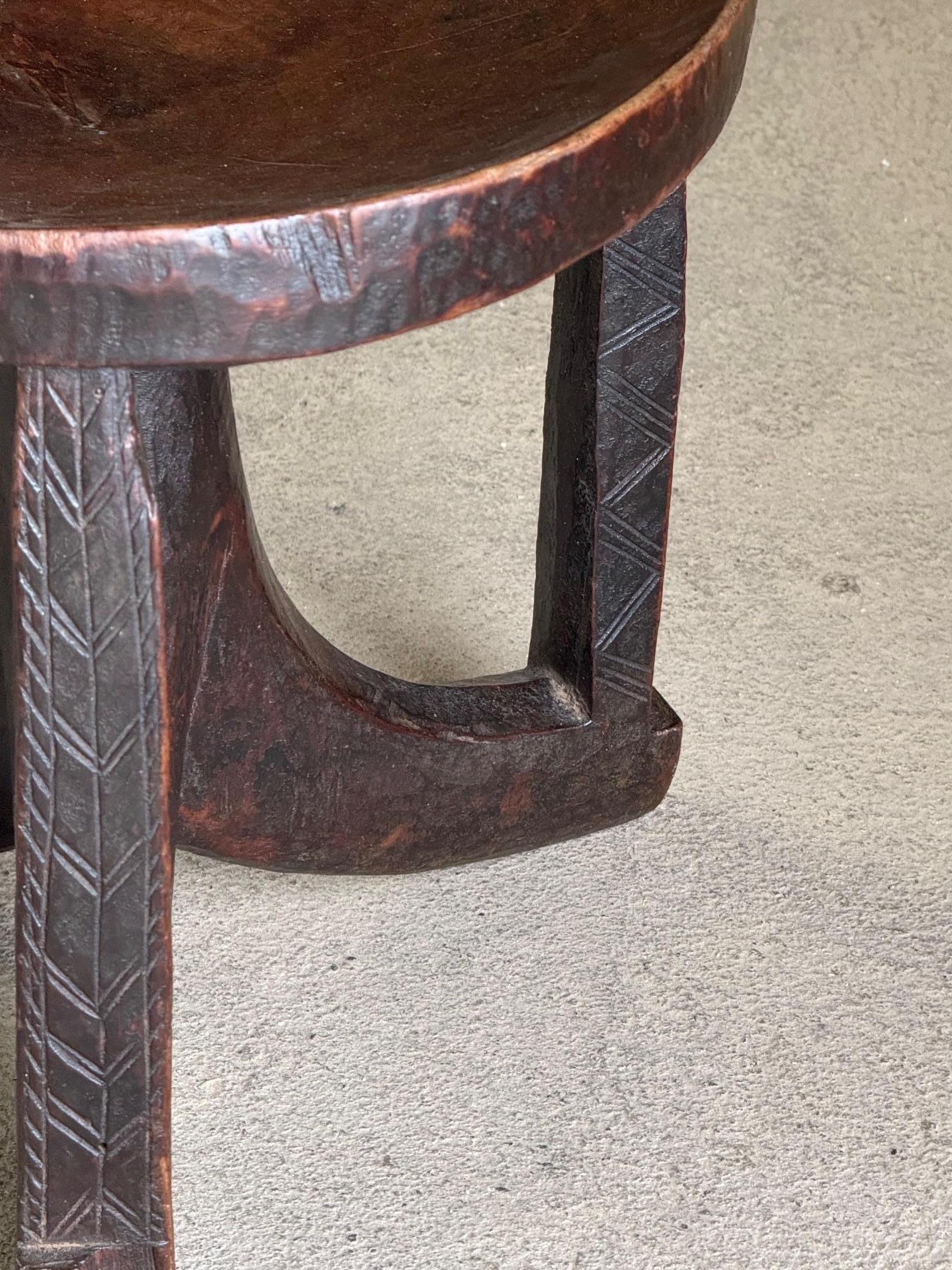 Geschnitzter äthiopischer Hocker aus Holz, Afrika, 1920er Jahre im Zustand „Gut“ im Angebot in New York, NY