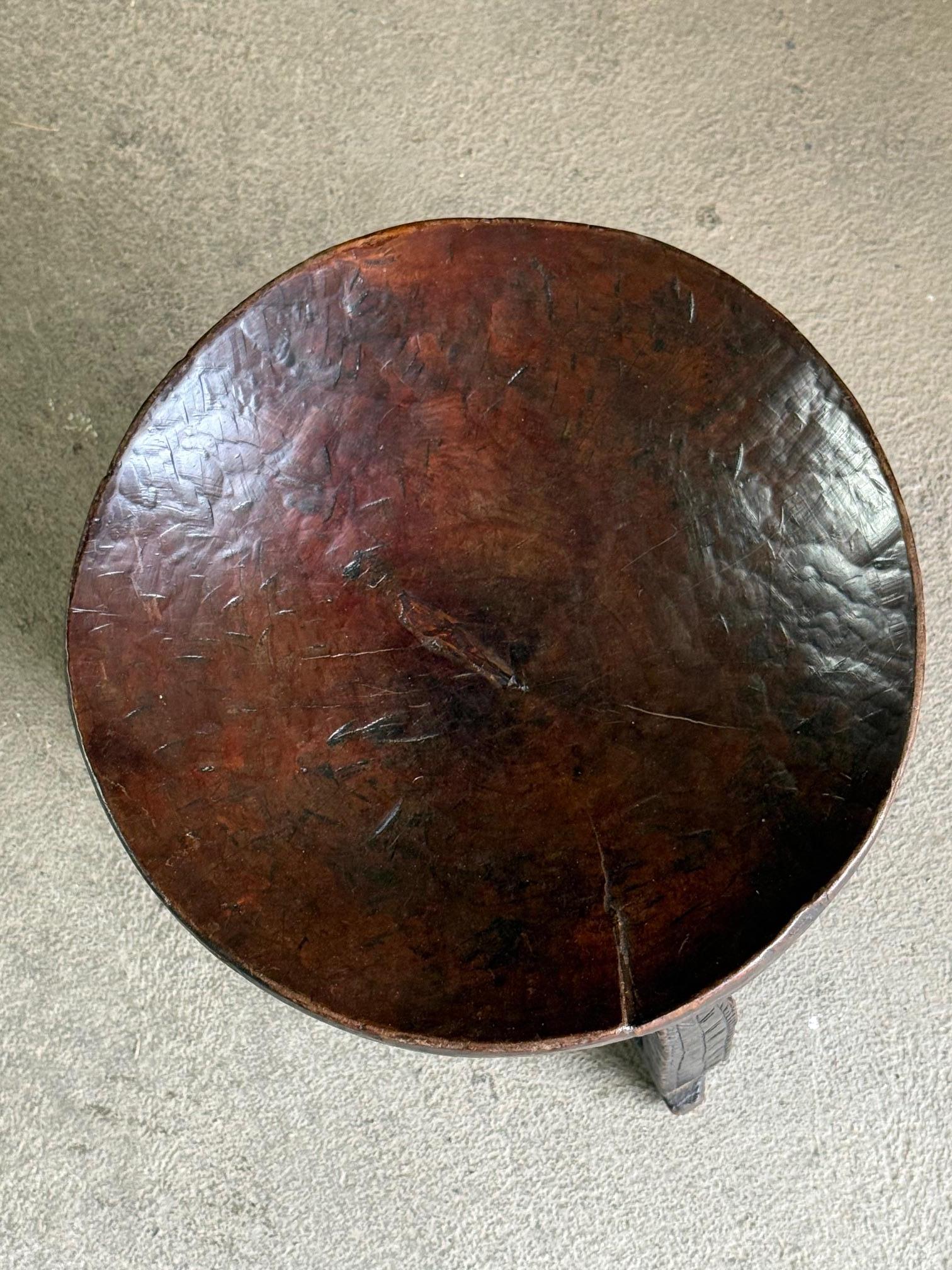Geschnitzter äthiopischer Hocker aus Holz, Afrika, 1920er Jahre (Frühes 20. Jahrhundert) im Angebot