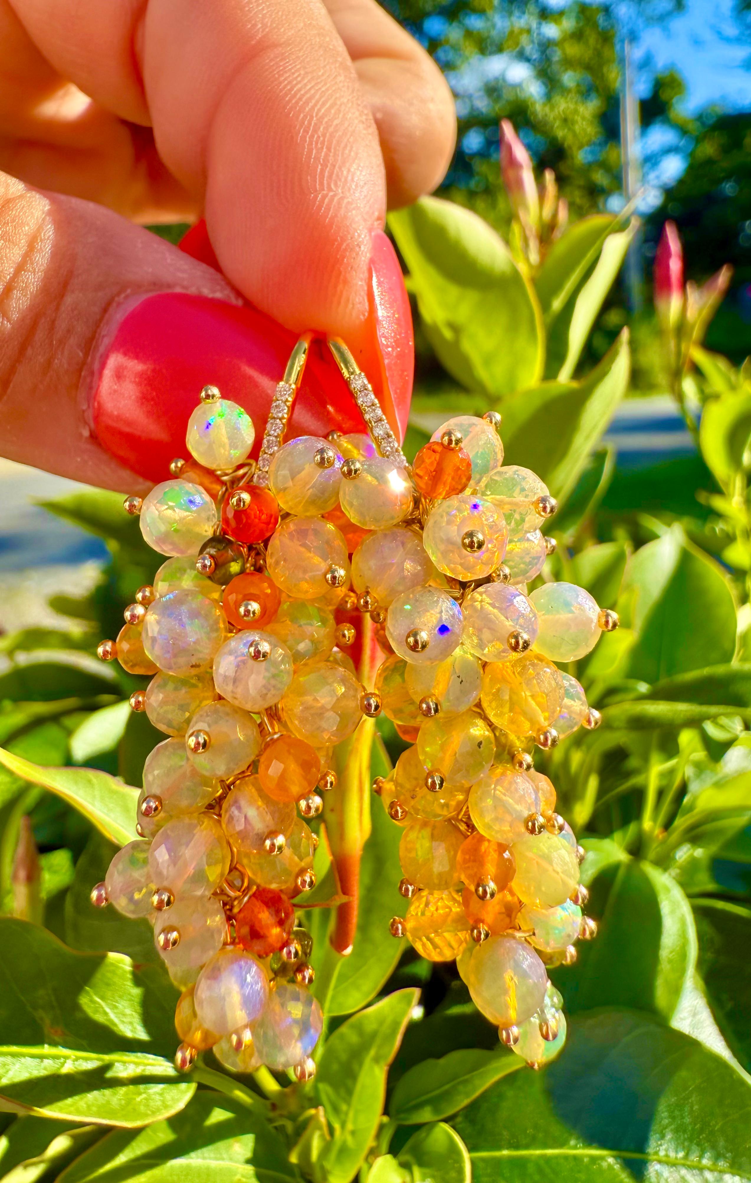 Lussuosi e opulenti orecchini di cristallo etiope giallo (4mm-5mm) con perline di tormalina. 
Orecchini a castone con diamanti in oro giallo massiccio 4k. 
I diamanti hanno un colore medio G, una purezza SI1-2 e un peso di 0,15 carati.
Il marchio
