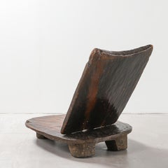 Silla baja tribal etíope de madera oscura con respaldo de panel extraíble