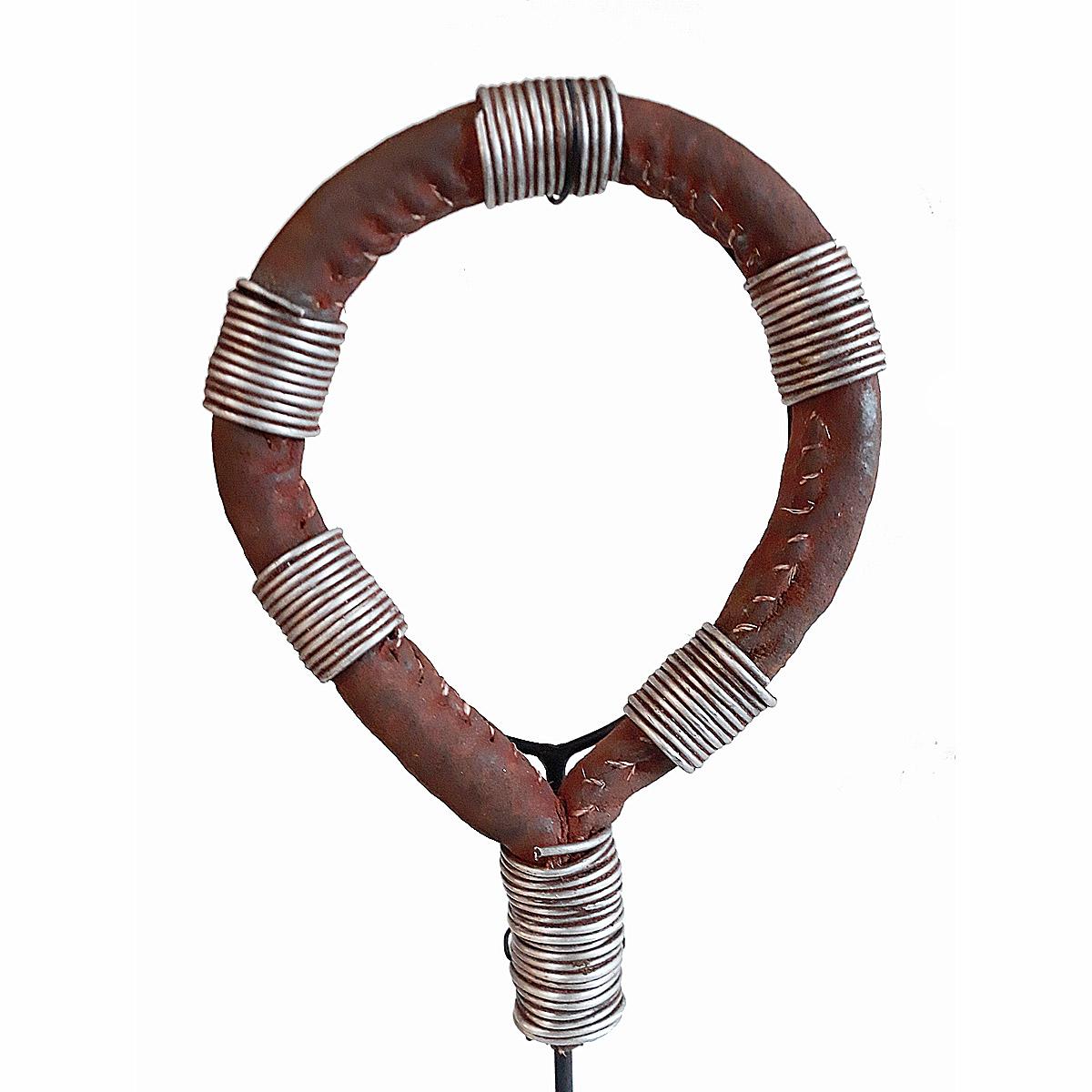 Äthiopische Halsketten aus Leder und Muscheln, Mitte des 20. Jahrhunderts (Handgefertigt) im Angebot