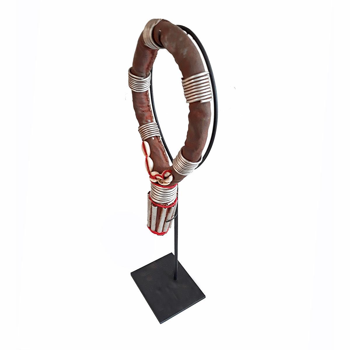 Äthiopische Halsketten aus Leder und Muscheln, Mitte des 20. Jahrhunderts (Metall) im Angebot