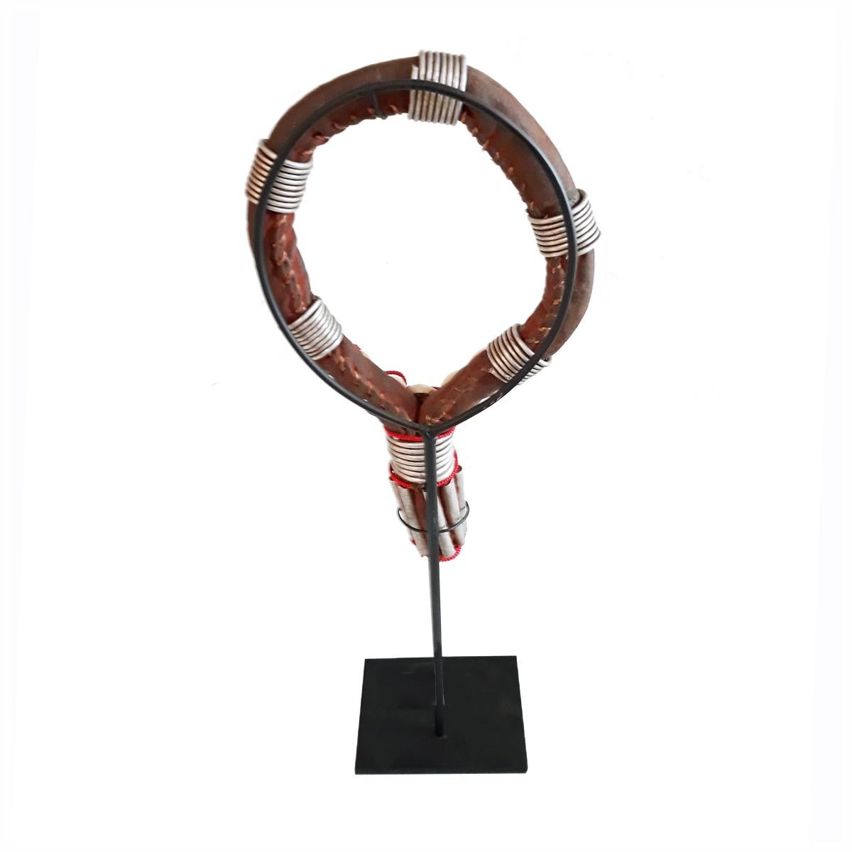 Äthiopische Halsketten aus Leder und Muscheln, Mitte des 20. Jahrhunderts im Angebot 1