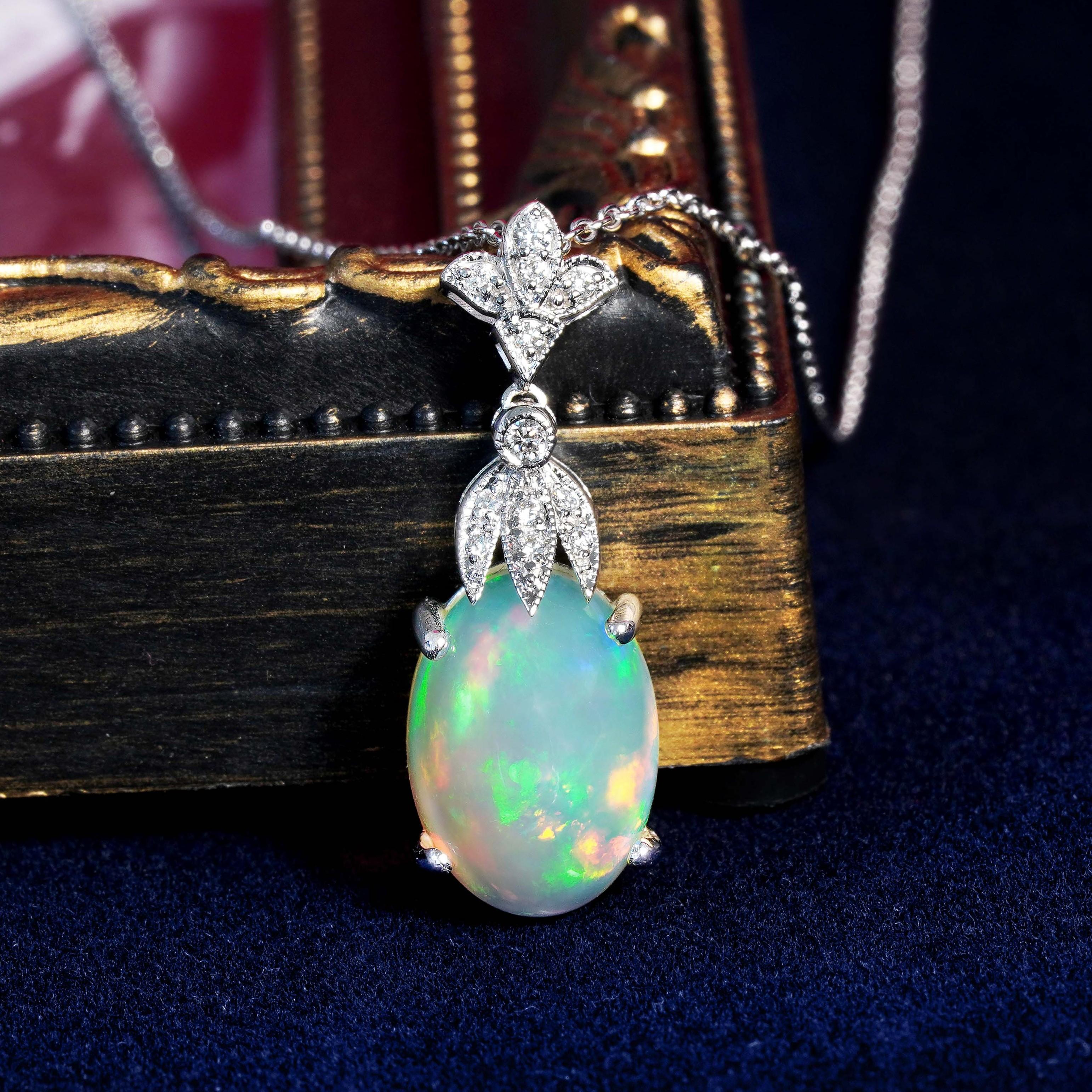 Taglio ovale Collana in stile Art Deco con opale etiope e diamanti in oro bianco 18 carati in vendita