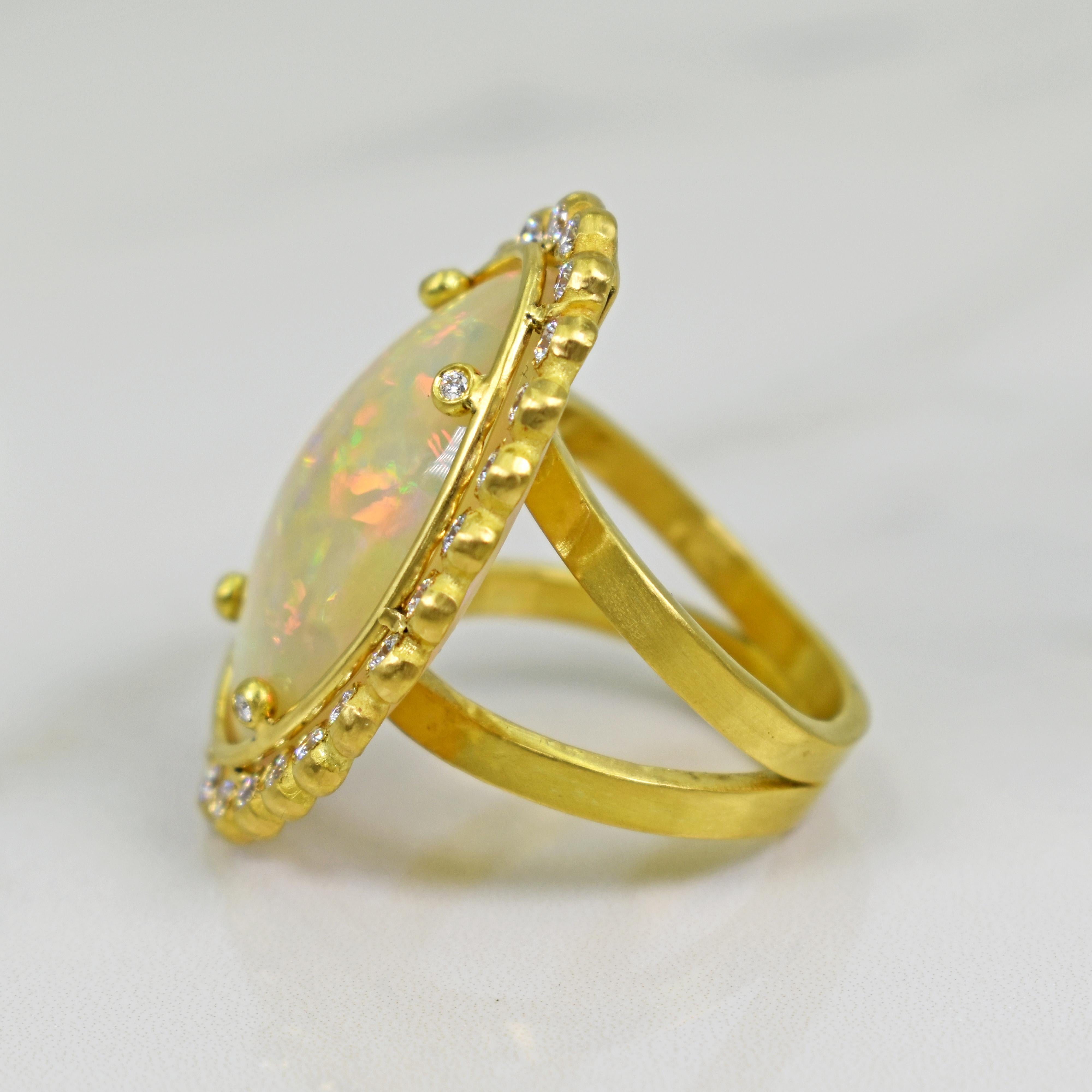 Vicki Orr Designs 12,19 Karat AAA Äthiopischer Opal und 0,52 Karat Diamant Halo (SI1, G-H) 22k Gelbgold Cocktail Ring. Der Opalring ist mit Diamanten besetzt, hat einen geteilten Schaft und ist mit einer gebürsteten Textur versehen. Größe 6 1/2.