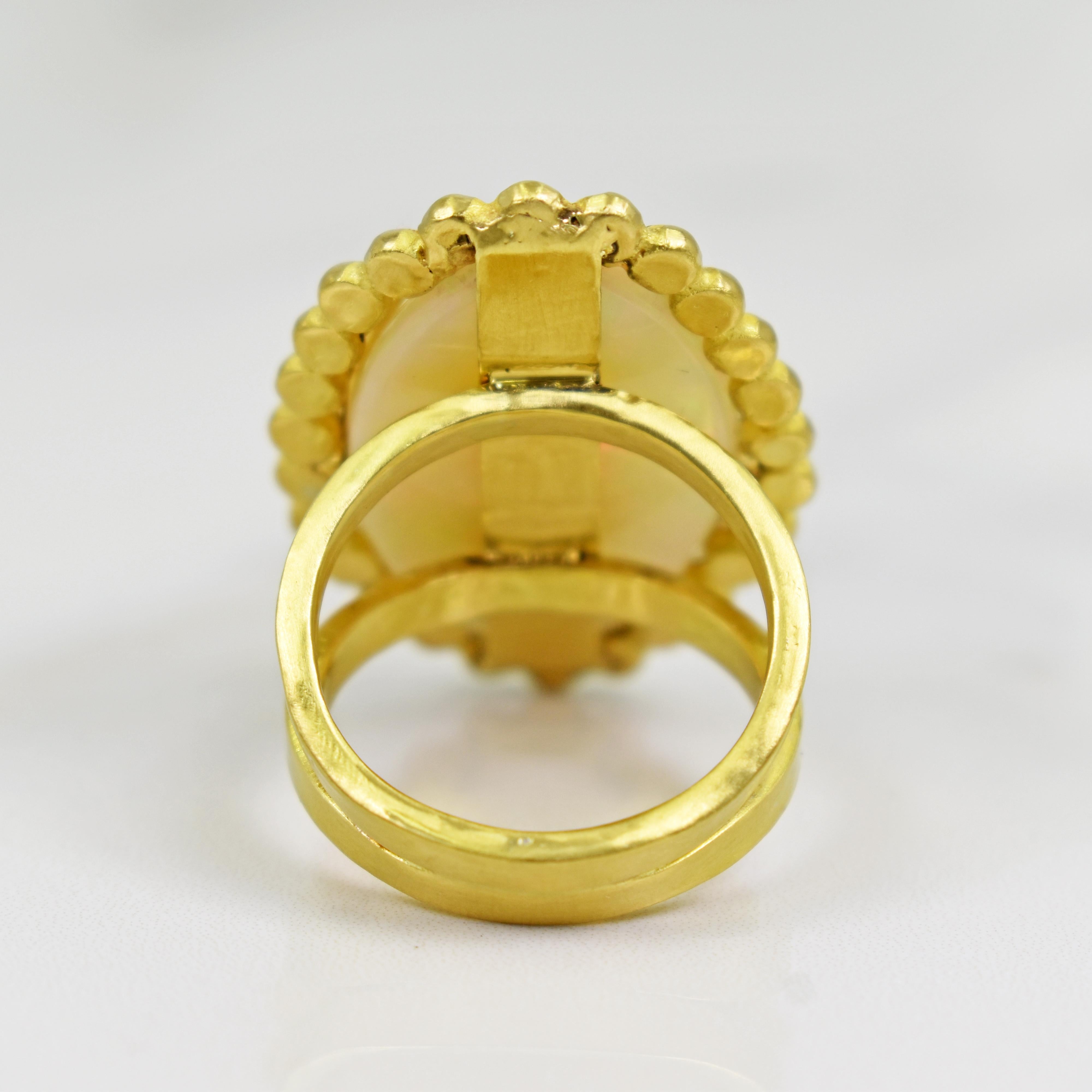 12,19 Karat äthiopischer Opal und Diamant Halo 22 Karat Gold Cocktail-Ring (Zeitgenössisch) im Angebot