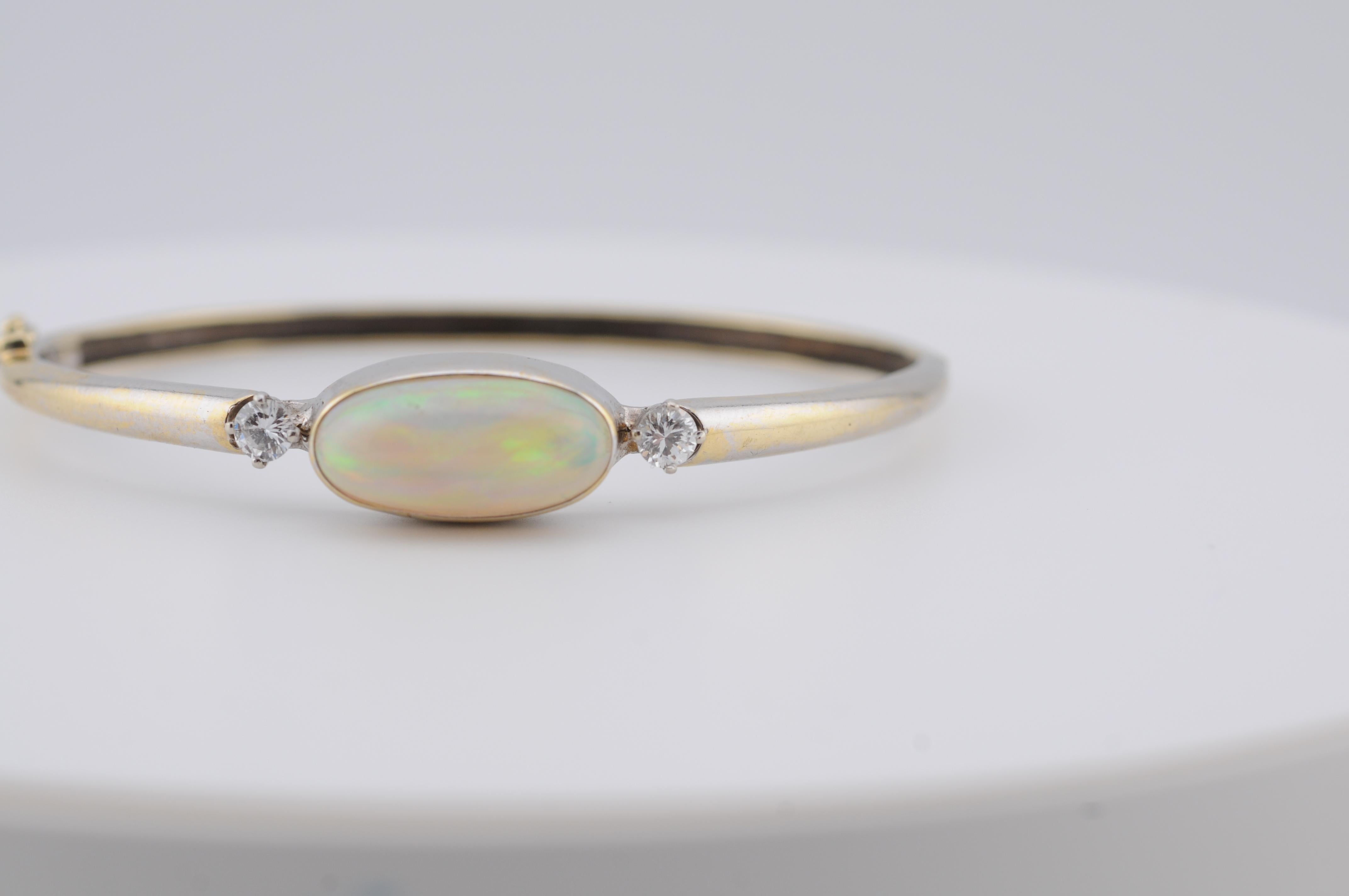 Cabochon Anello con opale etiope e diamanti in oro giallo e bianco 14 carati in vendita