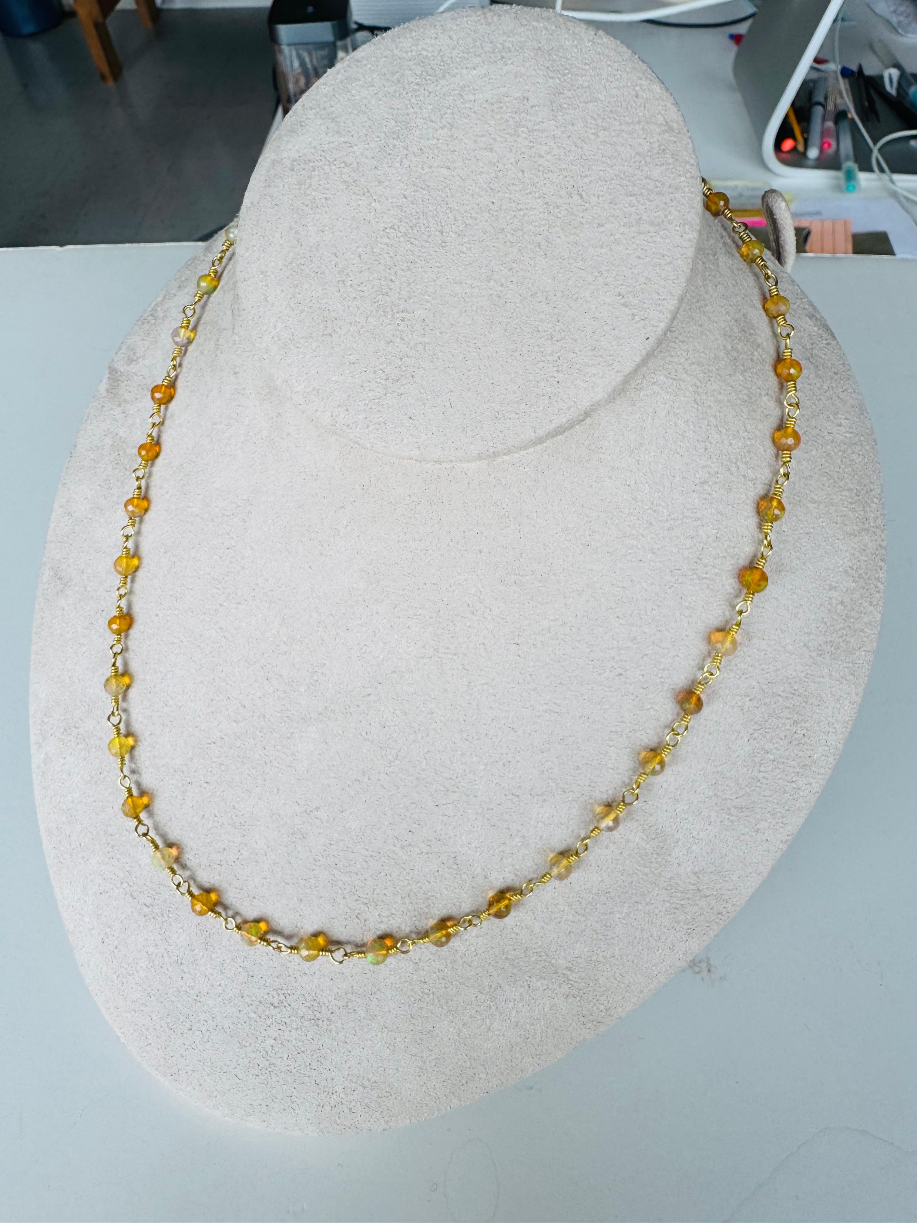 Opali etiopi sfaccettati montati su maglie realizzate a mano. I deliziosi Opali, per lo più di colore arancione, brillano con lampi di verde e blu e scintillano grazie alle sfaccettature.
Nell'antica Roma gli Opali erano considerati un simbolo di