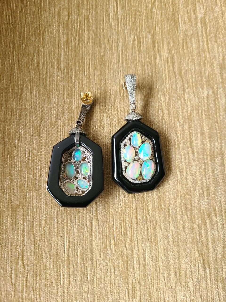 Taille cabochon Boucles d'oreilles pendantes victoriennes en or et argent 14 carats avec opale éthiopienne et onyx noir en vente