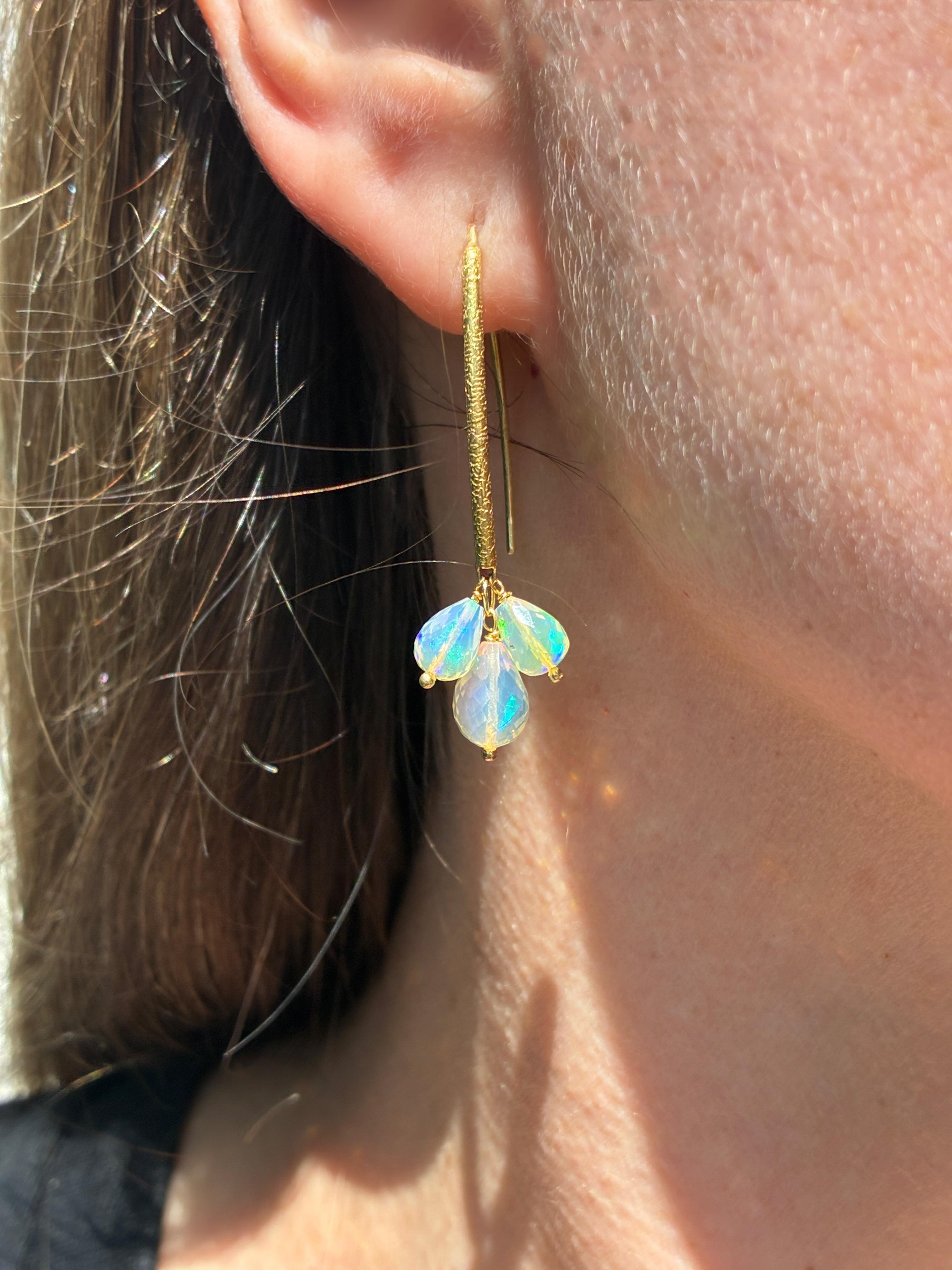 La luce eterea incontra un design senza tempo in questi orecchini a filo Navette della maestra gioielliera Barbara Heinrich, realizzati a mano nel 2025. Scolpiti in oro giallo 18 carati, gli orecchini presentano i caratteristici fili a forma di