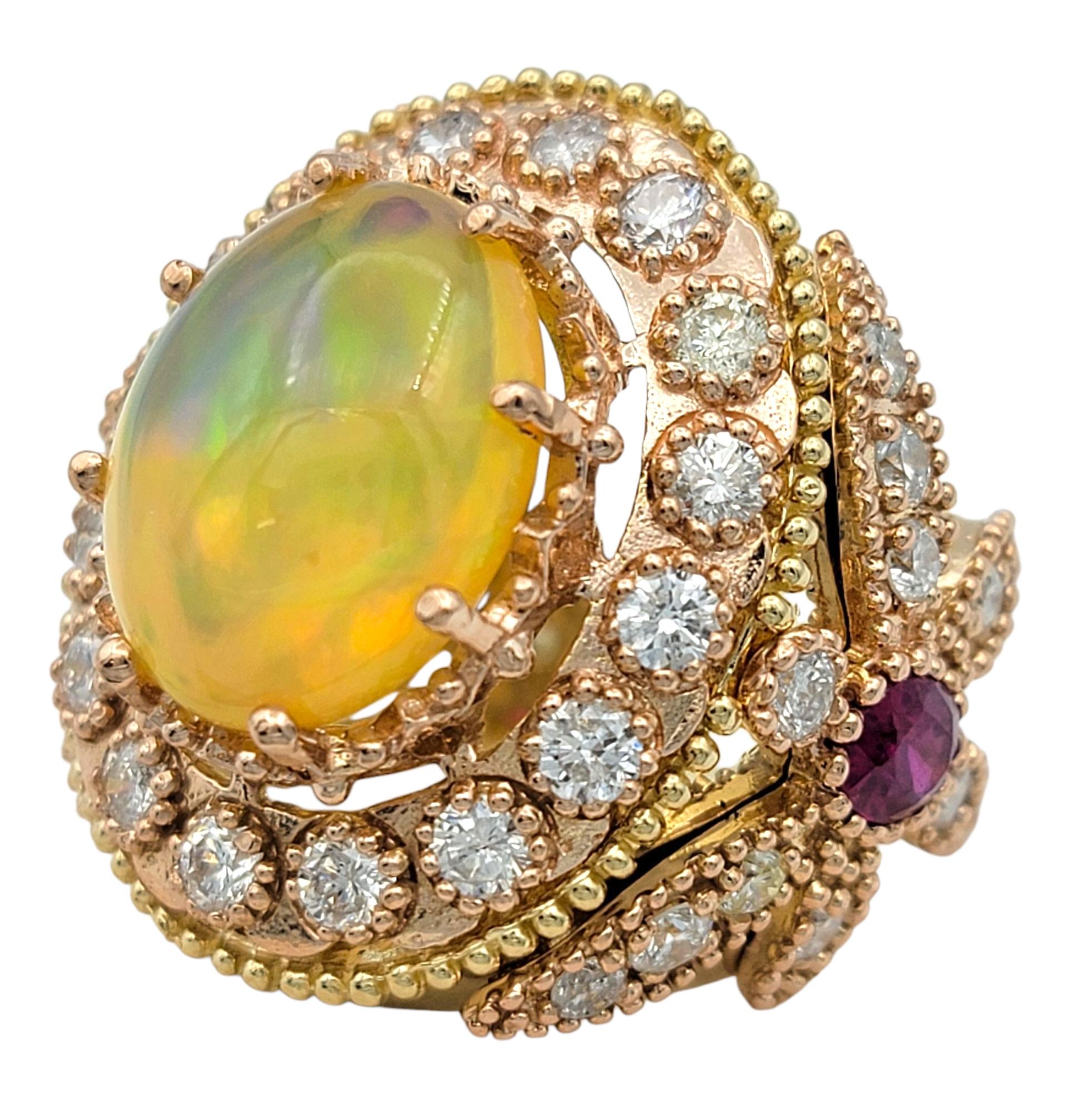 Contemporain Bague cocktail éthiopienne avec halo de diamants et rubis à motif libellule en or 14 carats en vente