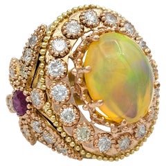 Anillo de Cóctel de Ópalo Etíope con Halo de Diamantes y Motivo de Libélula de Rubí Oro de 14K